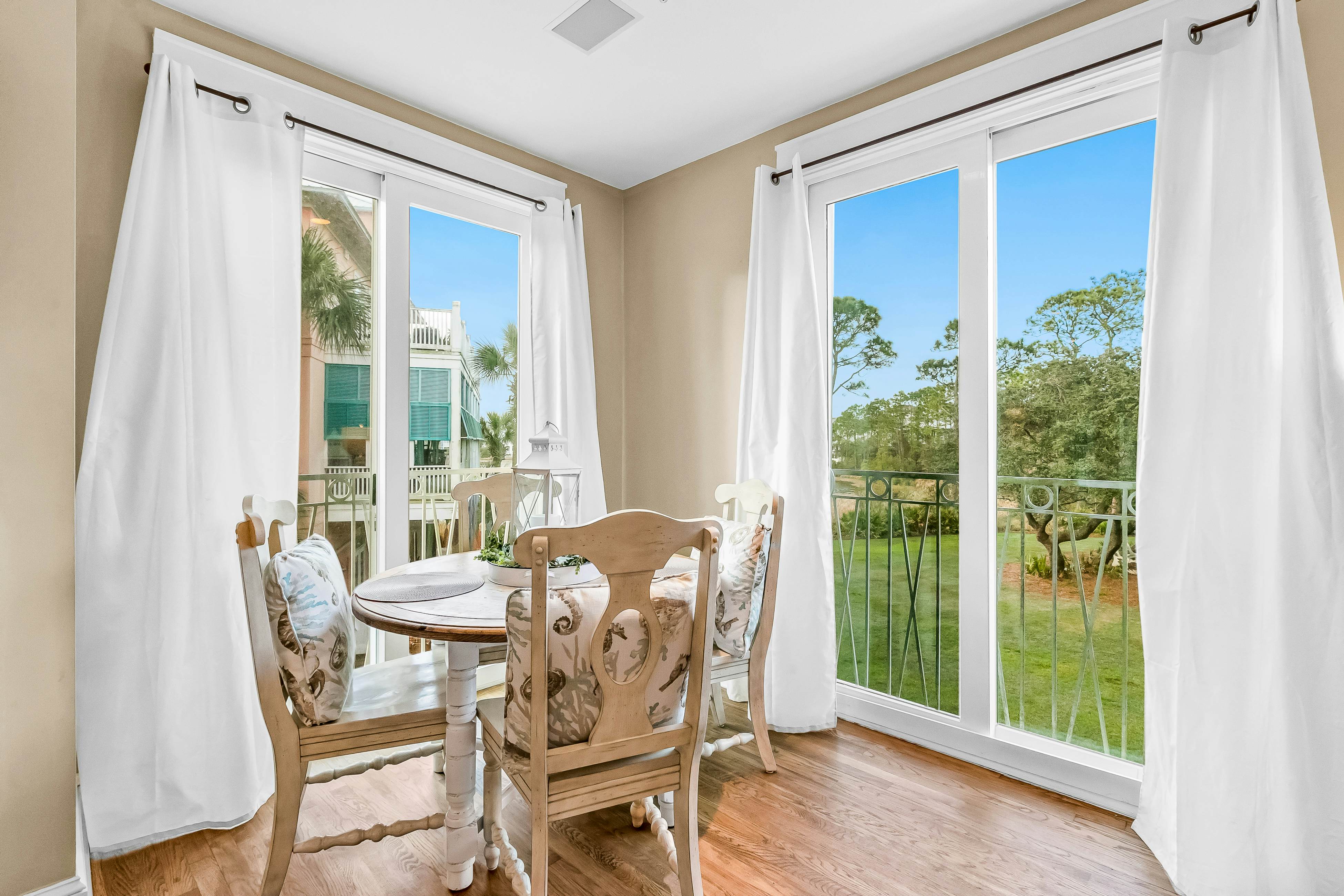 Downtown Carillon 2-200 - Lazy Roux