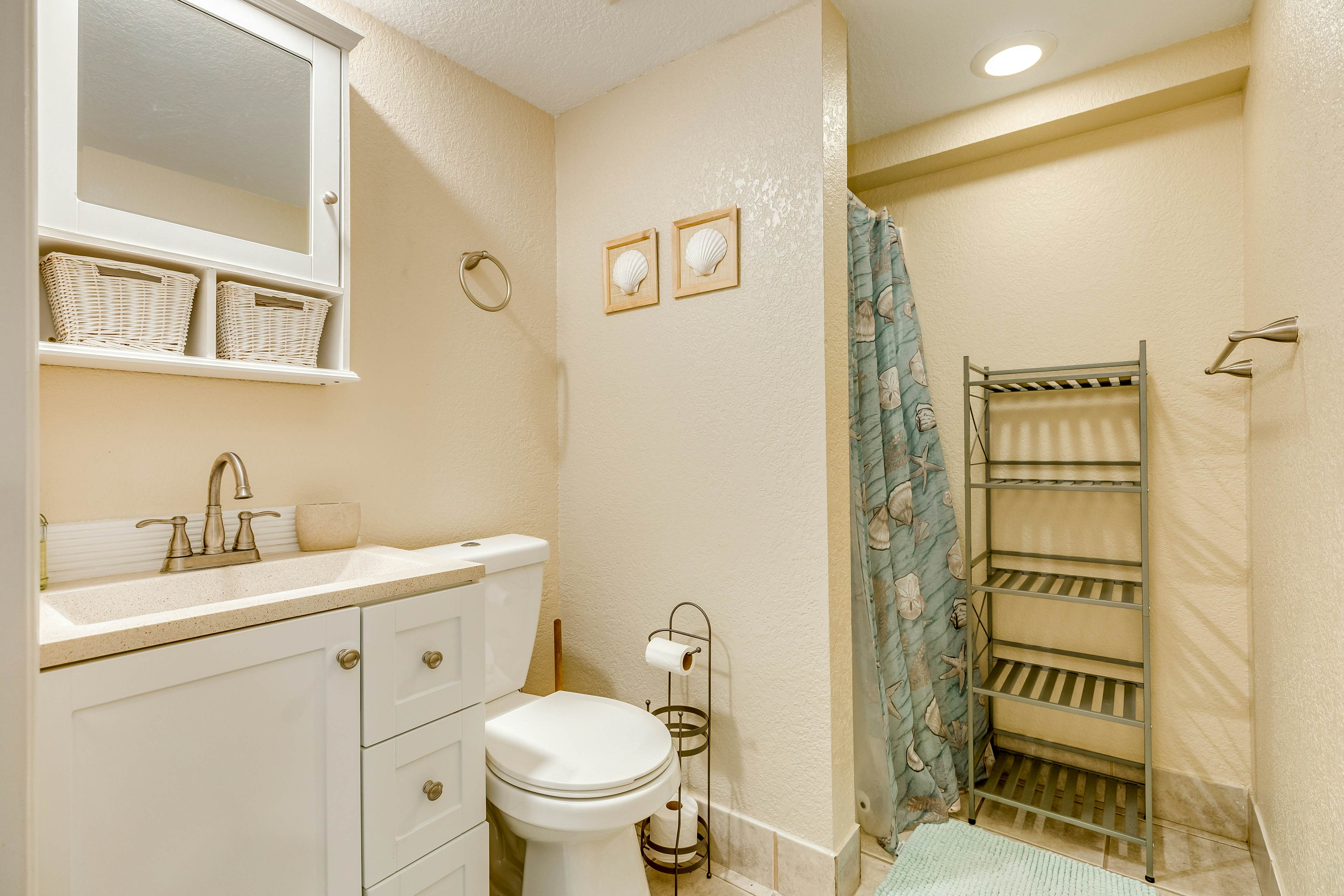 Nautical Niche Downstairs 1 BD Galveston, TX Vacation Rental Vacasa