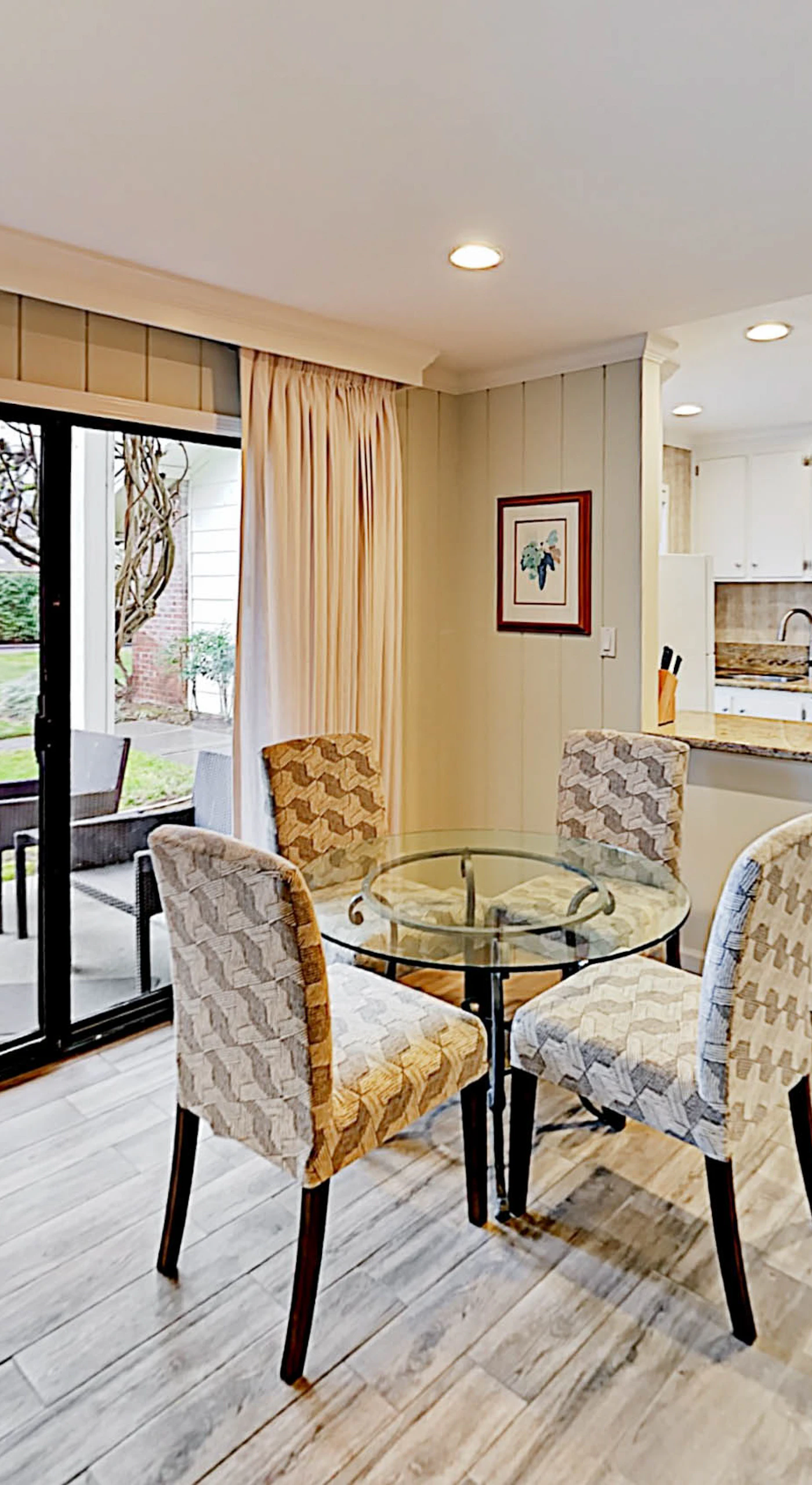 Gather around your glass dining table for four with sweeping views of Silverado's manicured grounds through floor-to-ceiling sliding doors.