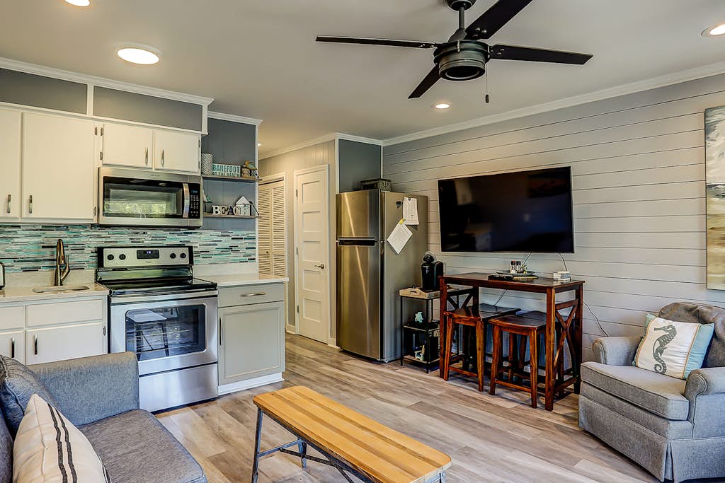 Stunning Newly Renovated Condo w/ Ocean View & Shared Pool - Close to the Beach — Hilton Head, SC — vacation rental