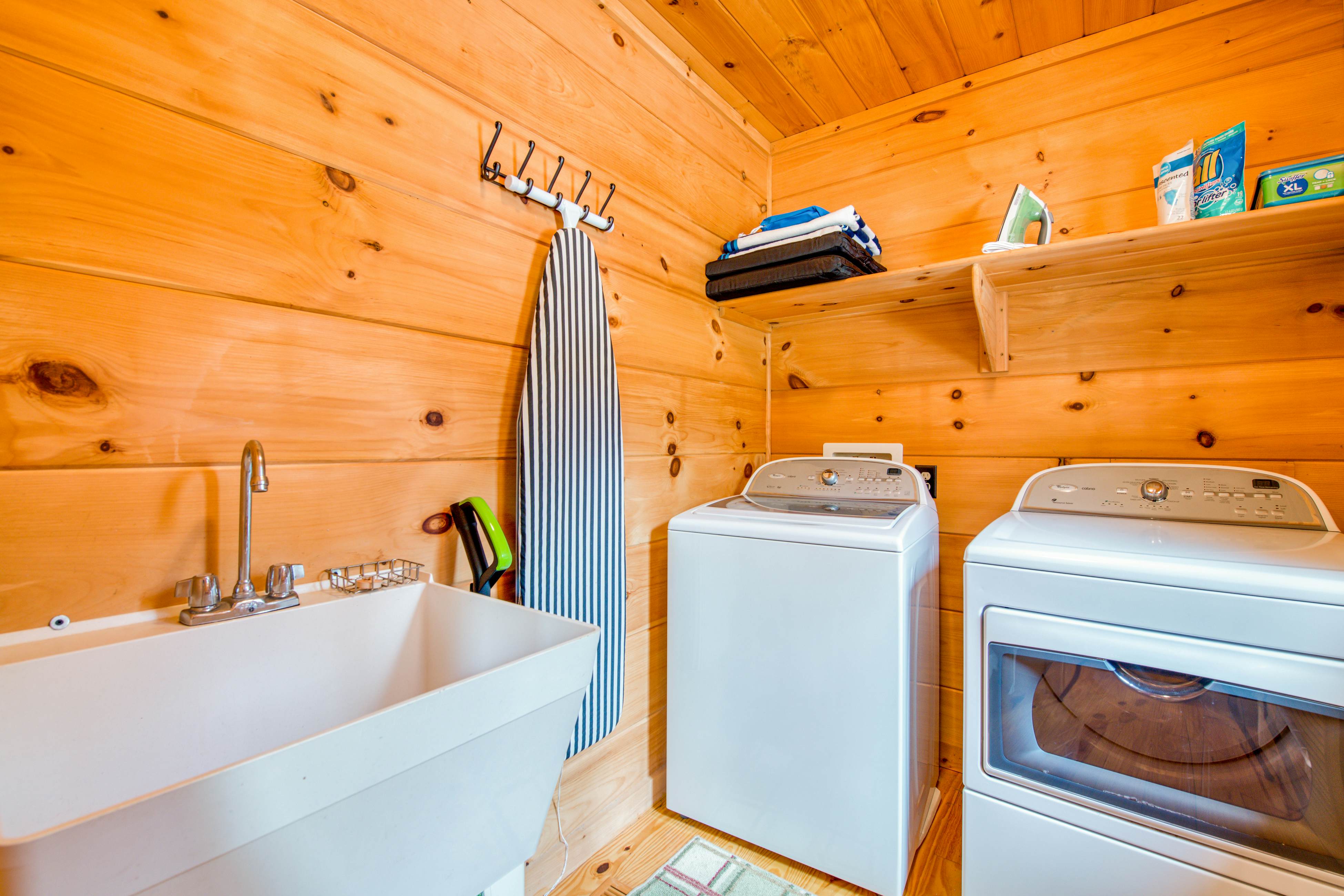 Lakefront Cabin 3 BD Mills River, NC Vacation Rental Vacasa