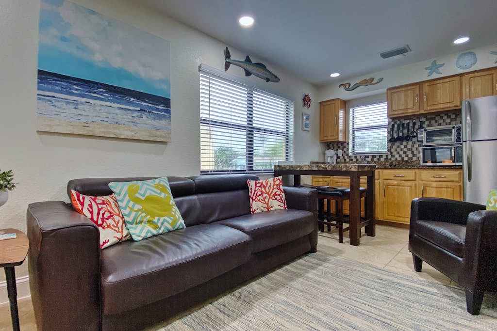 Charming getaway across the street from sparkling waters of Redington Beach — Redington Beach, FL — vacation rental