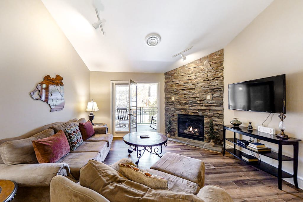 Walk Downtown, Sleeps 6, Jetted Tub, Fireplace, Gym โ Gatlinburg, TN โ vacation rental