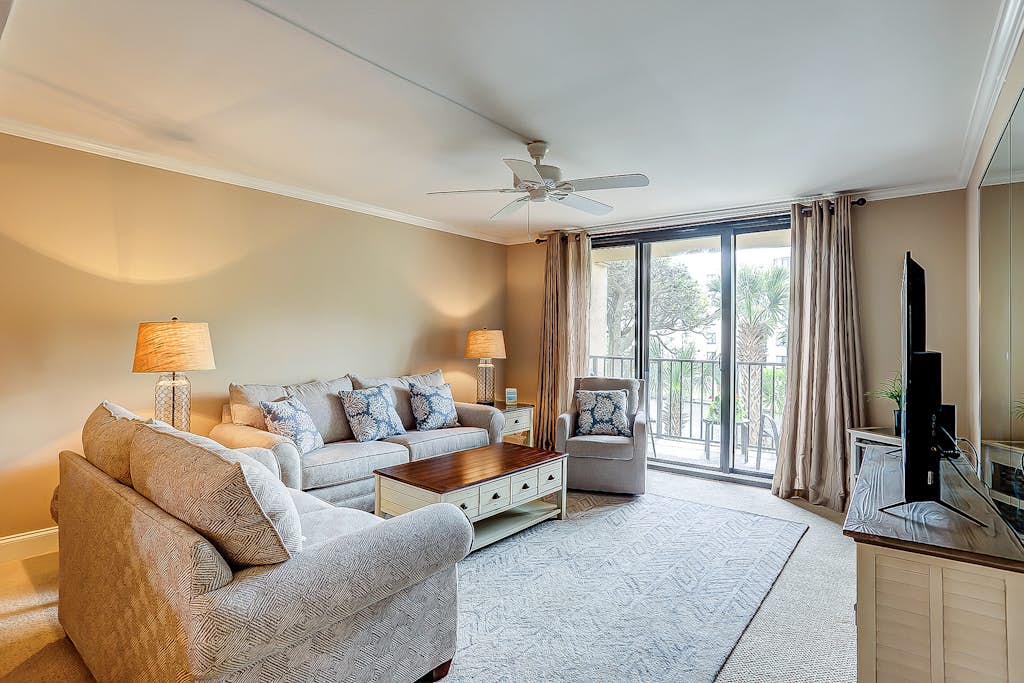 Island gem with shared amenities, pond view & fast WiFi - near the beach — Hilton Head, SC — vacation rental