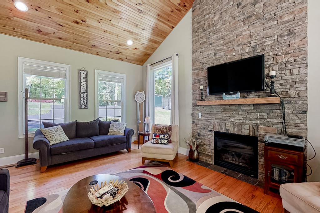 Charming Lakefront Home, Sleep 12, Dock, Boat Launch — Norris Lake, TN — vacation rental