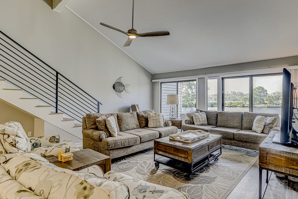 Retreat w/ panoramic lagoon views, shared pool, golf courses & tennis courts — Hilton Head, SC — vacation rental