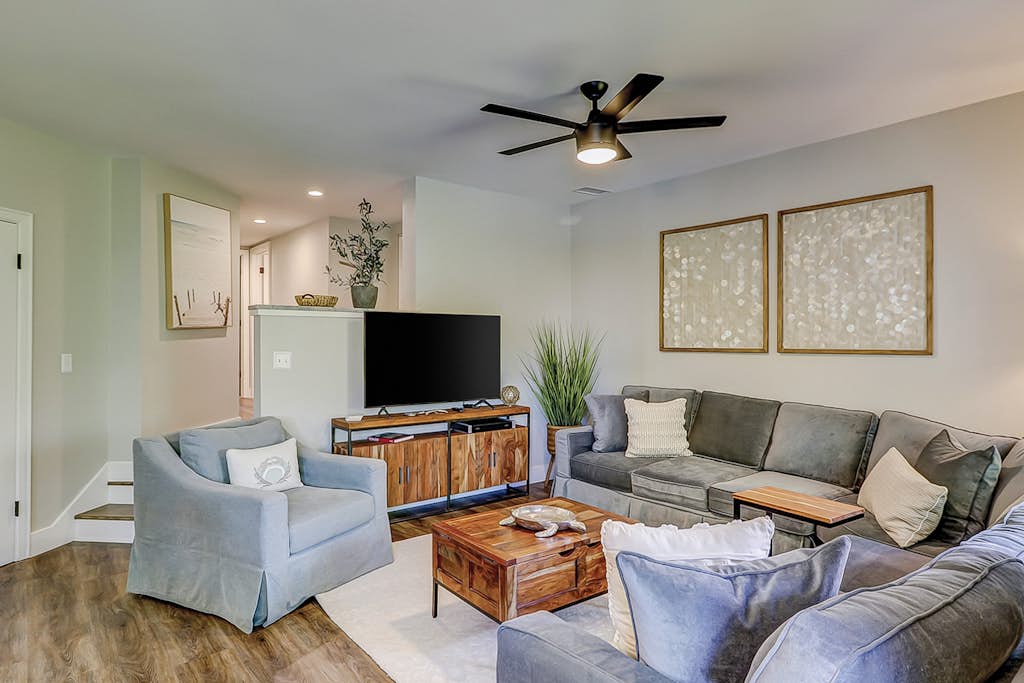 Lagoon-view condo with WiFi, central AC, washer/dryer, access to pool, hot tub — Hilton Head, SC — vacation rental