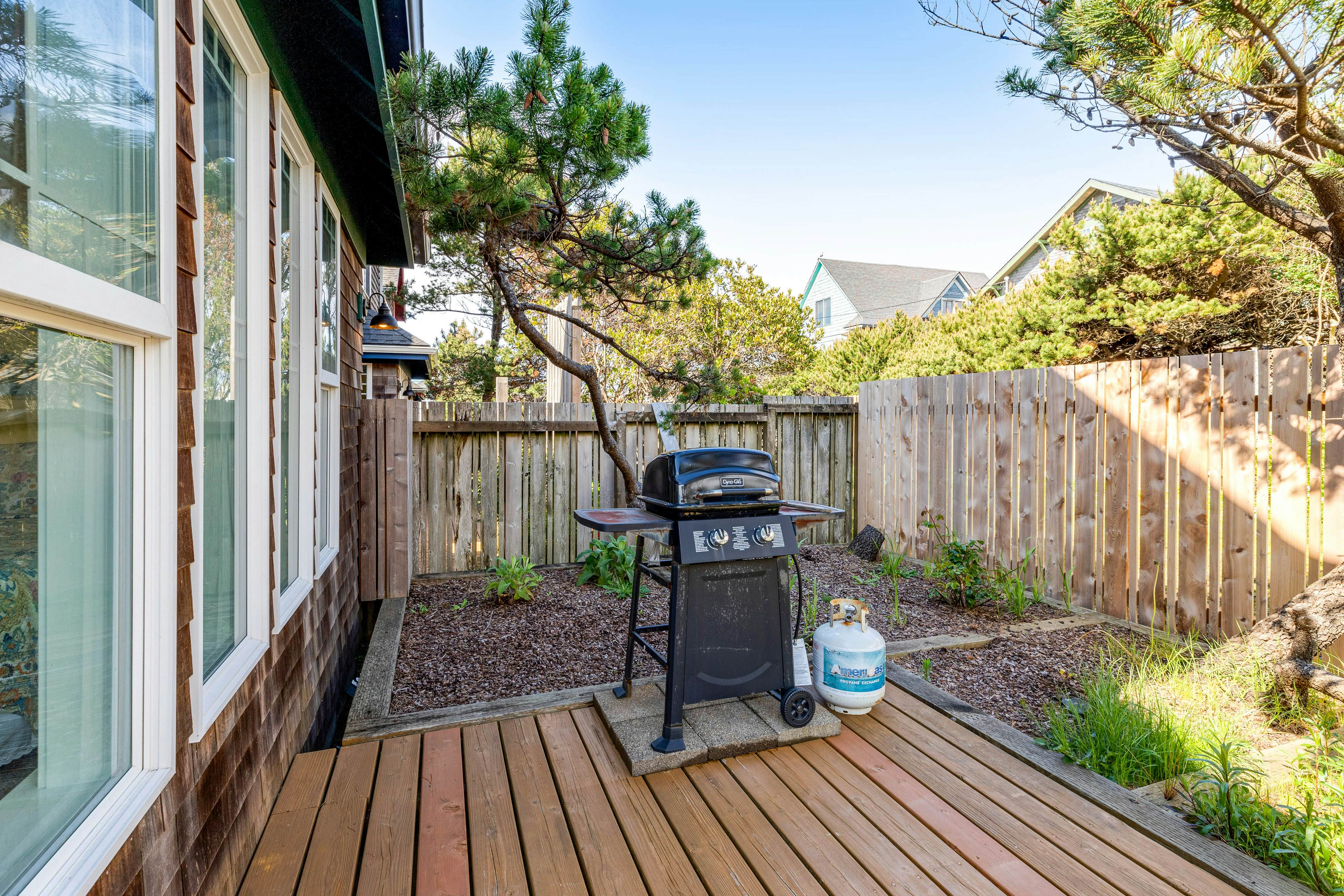 Fairhaven Applegate, Bennington, and Wakefield House 12 BD Newport, OR Vacation Rental Vacasa