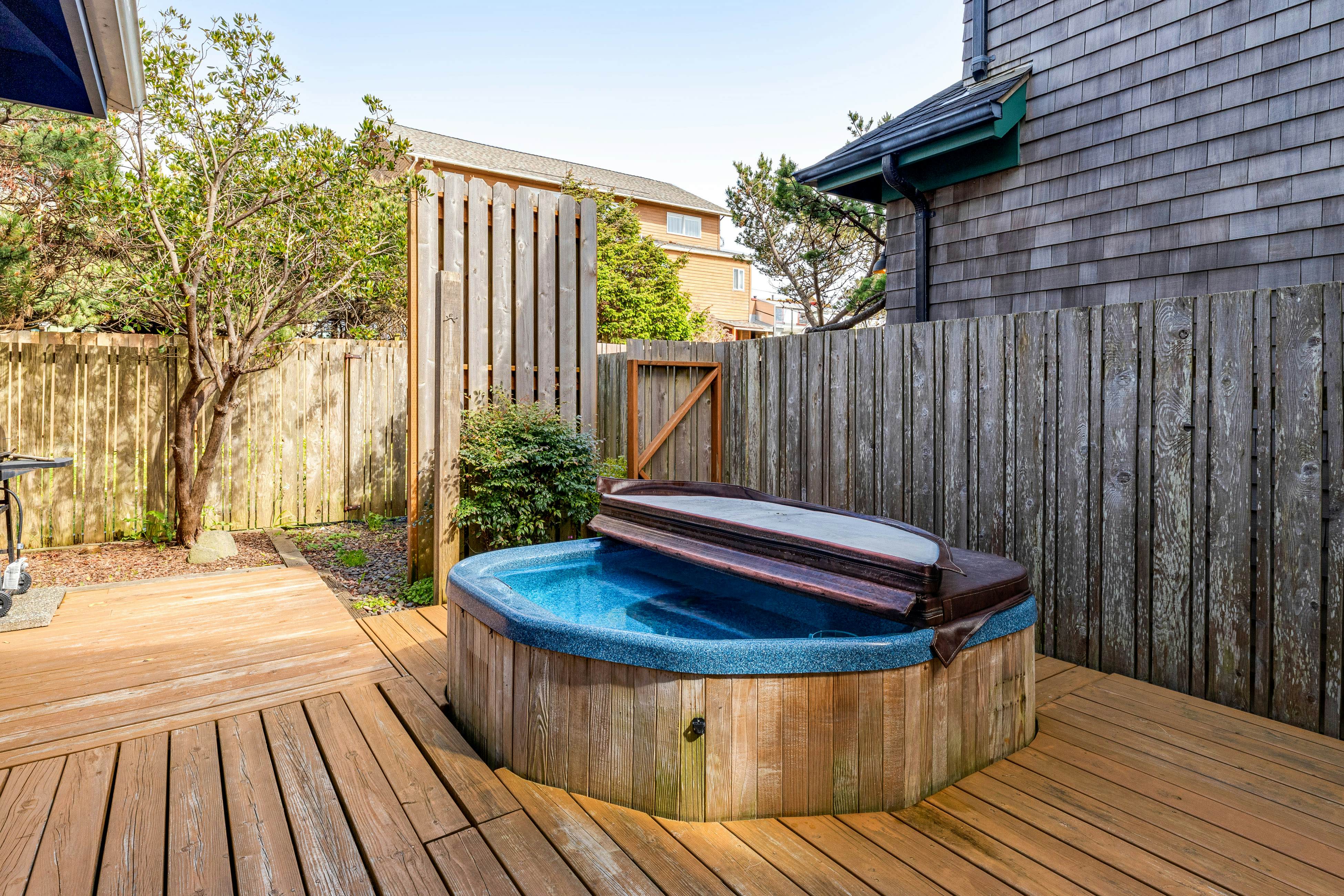 Fairhaven Applegate, Bennington, and Wakefield House 12 BD Newport, OR Vacation Rental Vacasa