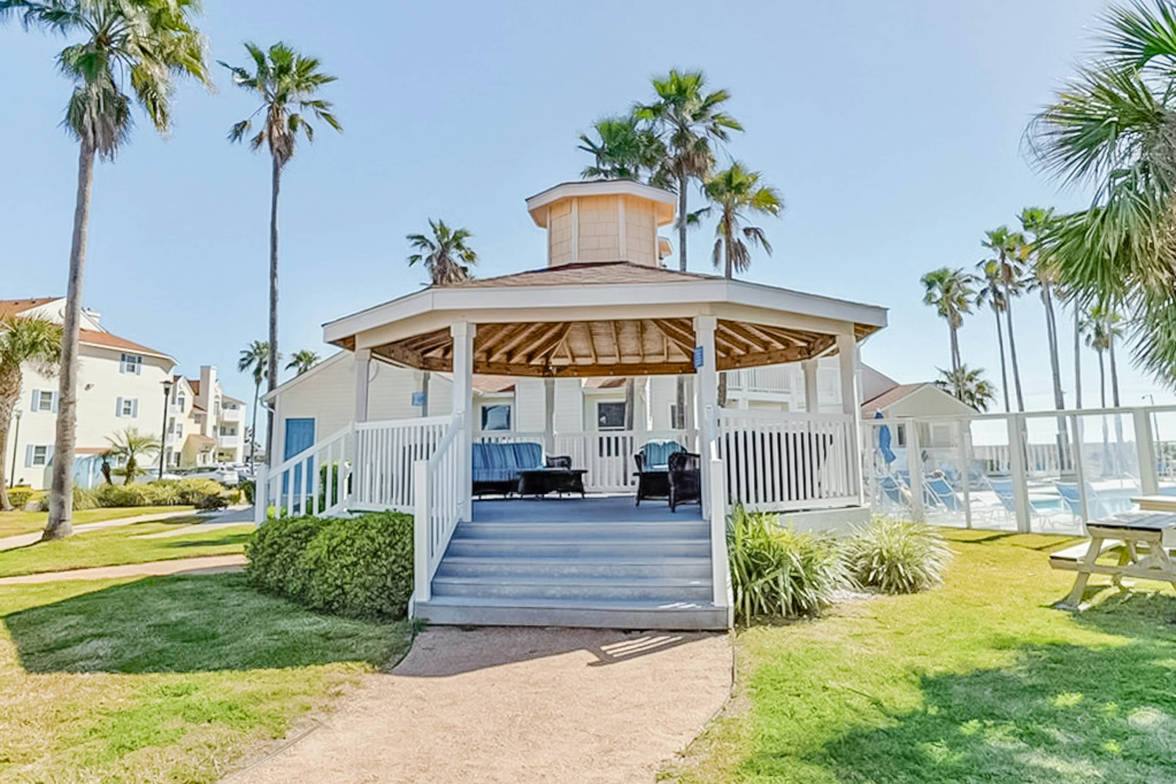 Beach Club - Ocean Breeze Retreat – Island Condo