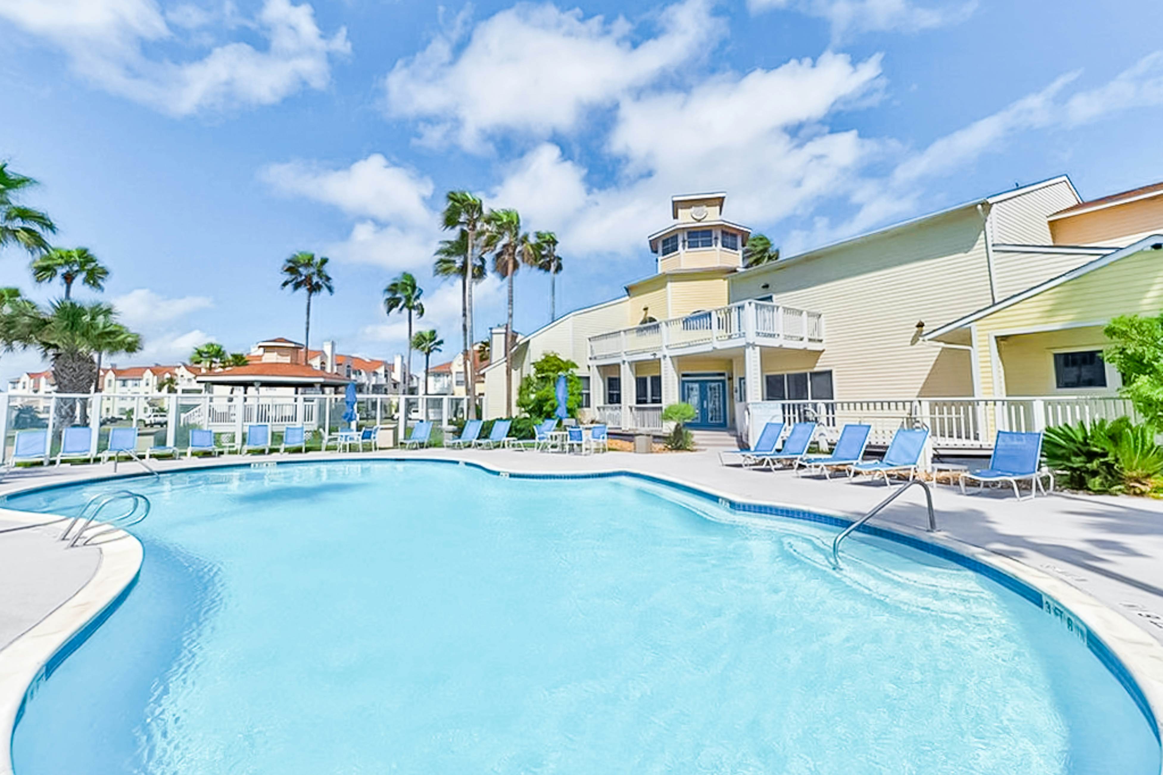 Beach Club - Ocean Breeze Retreat – Island Condo