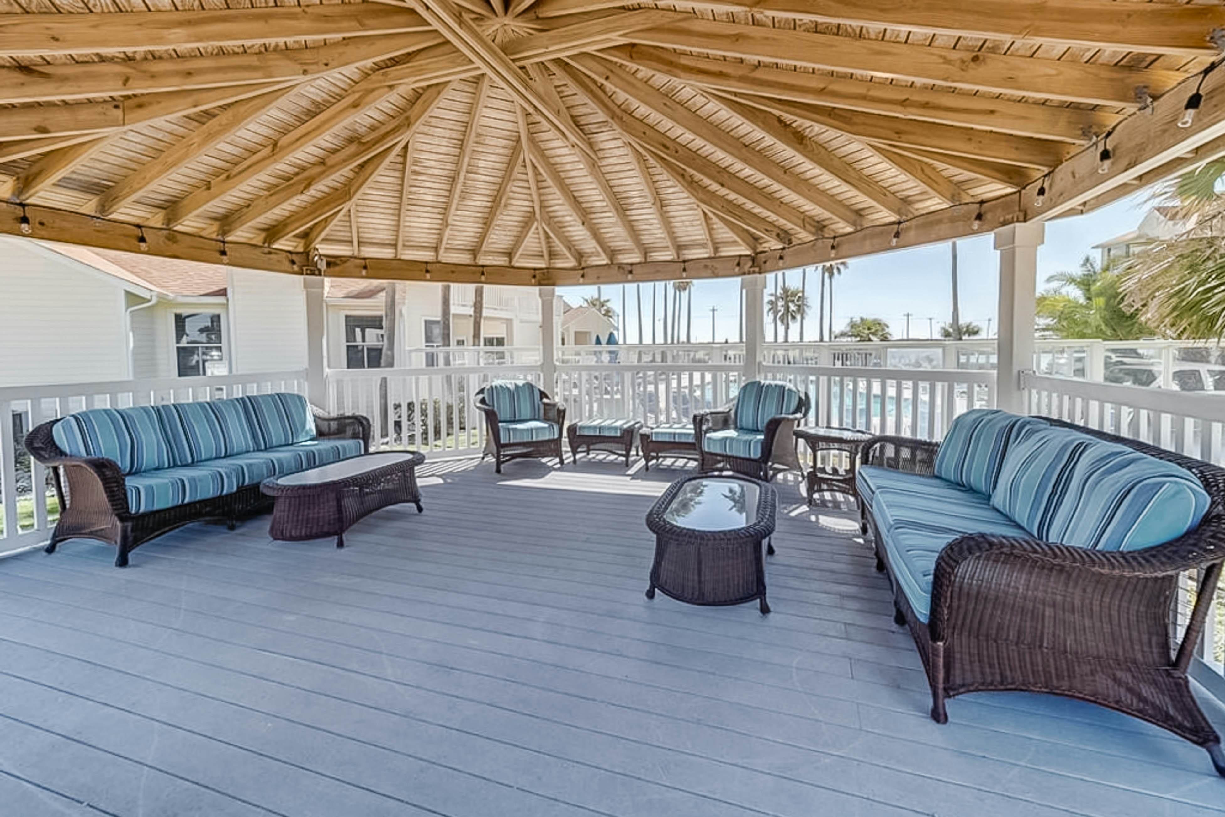 Beach Club - Ocean Breeze Retreat – Island Condo