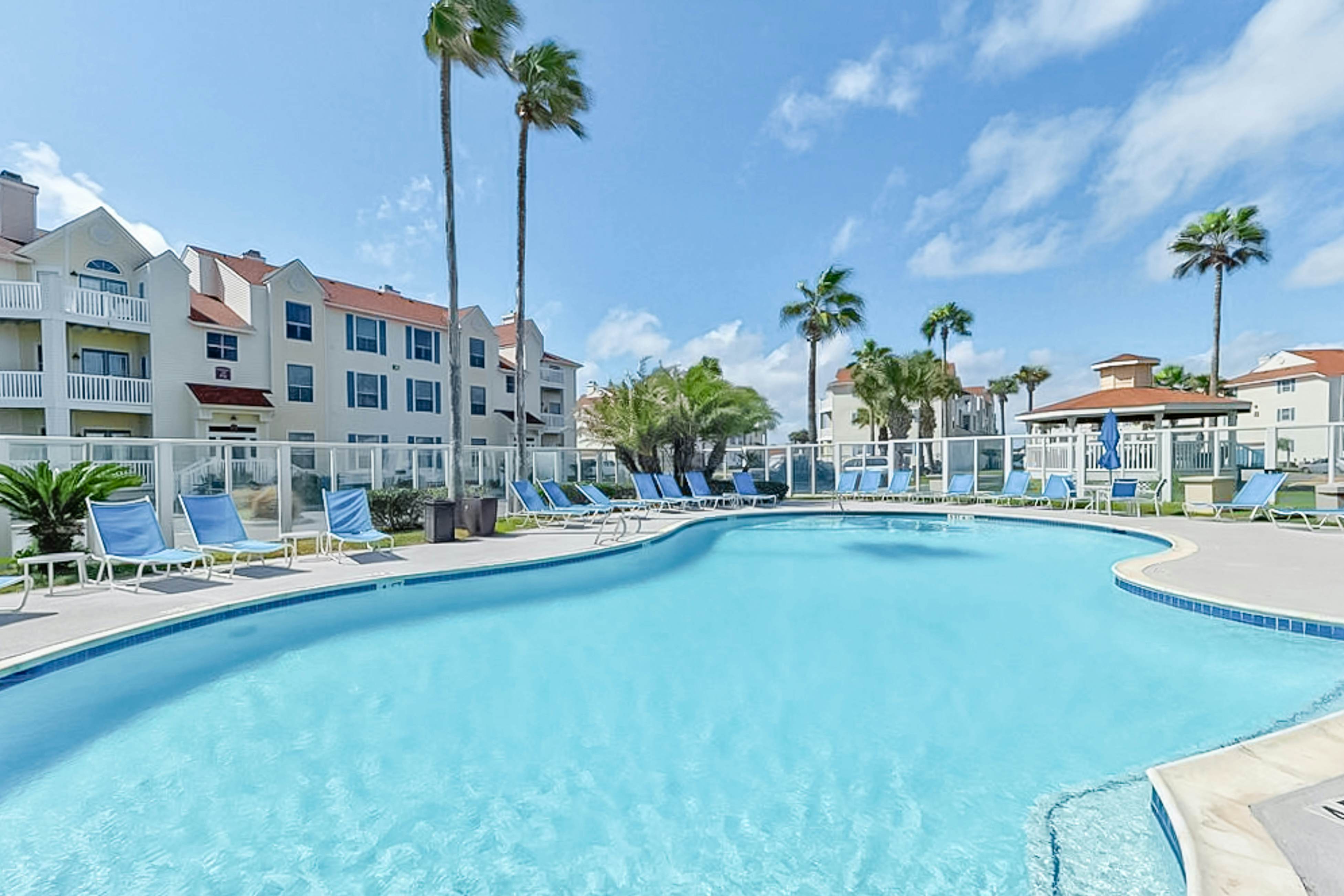 Beach Club - Ocean Breeze Retreat – Island Condo