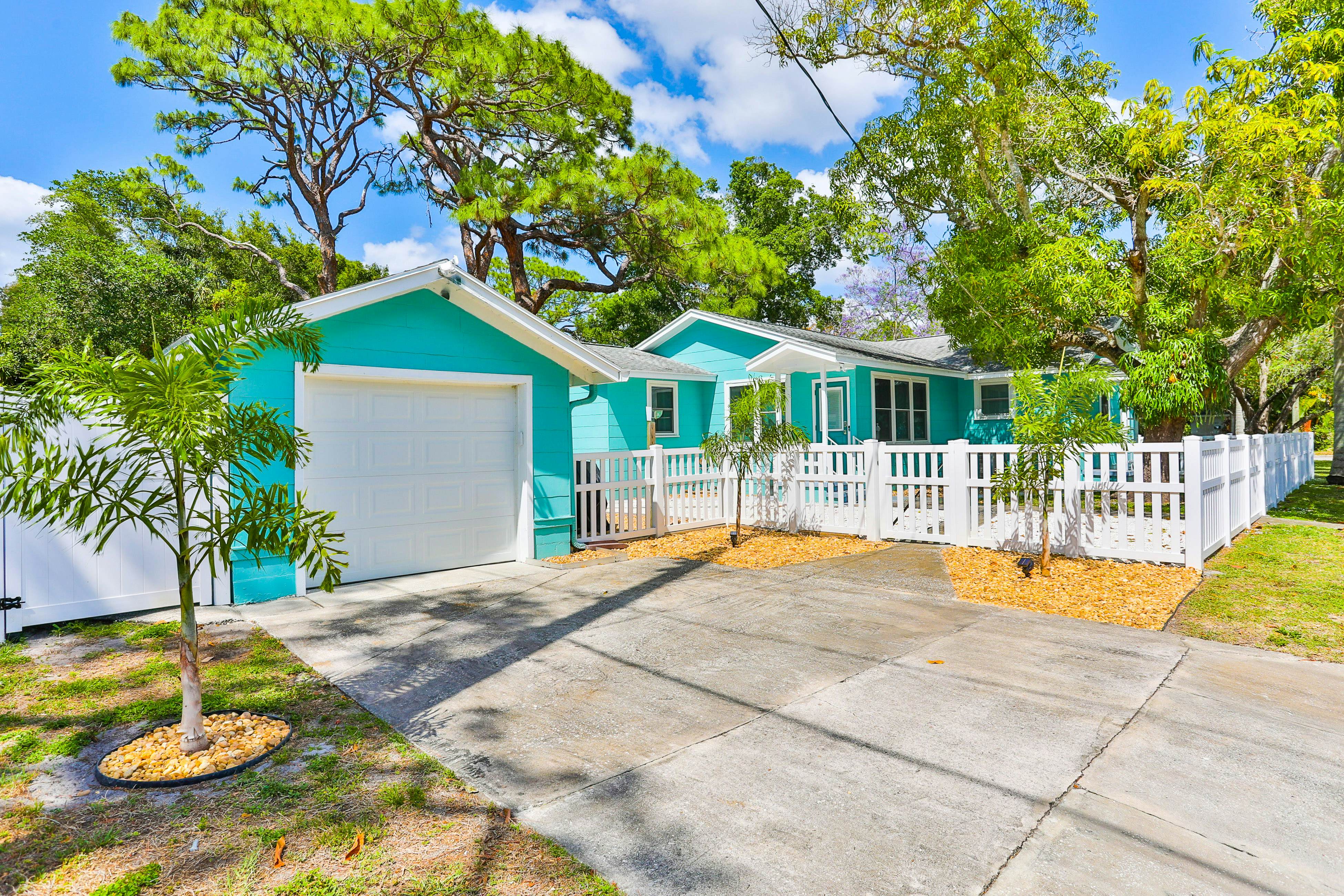 Bradenton  3 Dog-Friendly Retreat w/1Gig