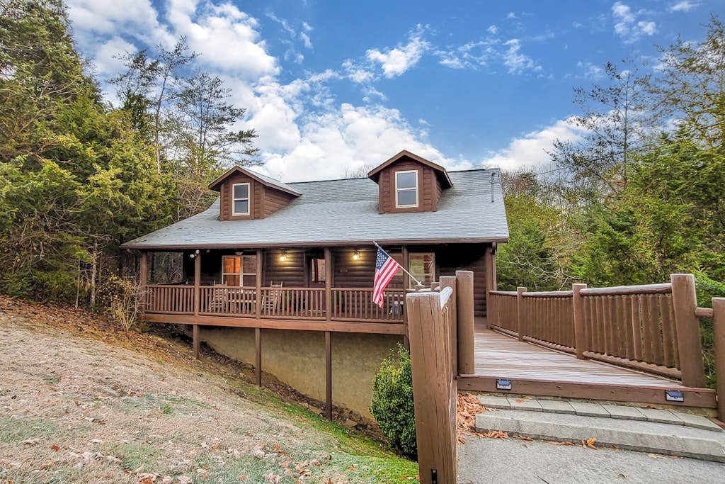 Secluded Retreat, Sleeps 4, Furnished Deck, Hot Tub — Sevierville, TN — vacation rental