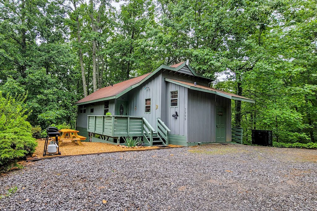 Charming Serene Mtn Hideaway, Sleeps 4, Deck β Sevierville, TN β vacation rental