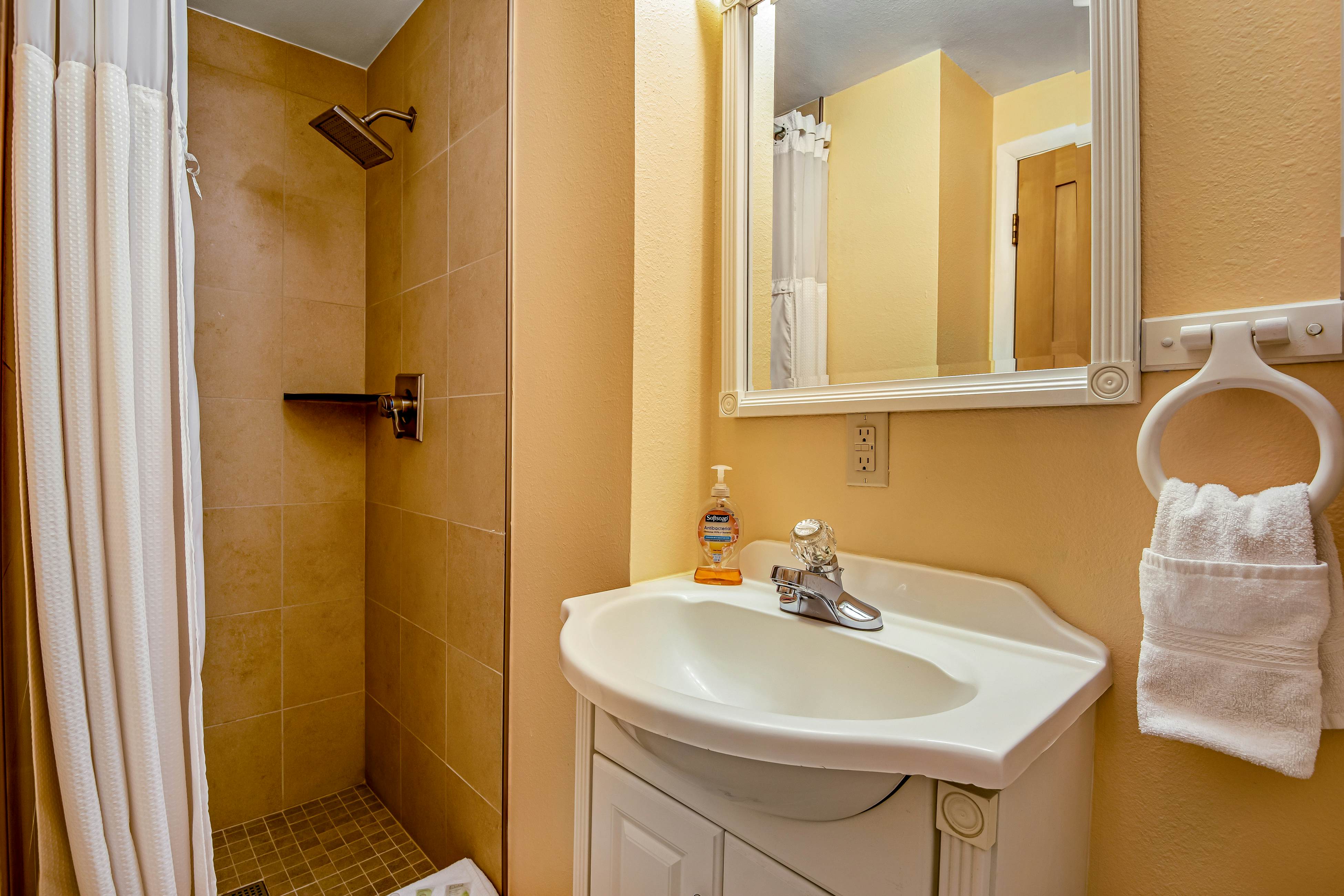 Lakeside Mountain Retreat