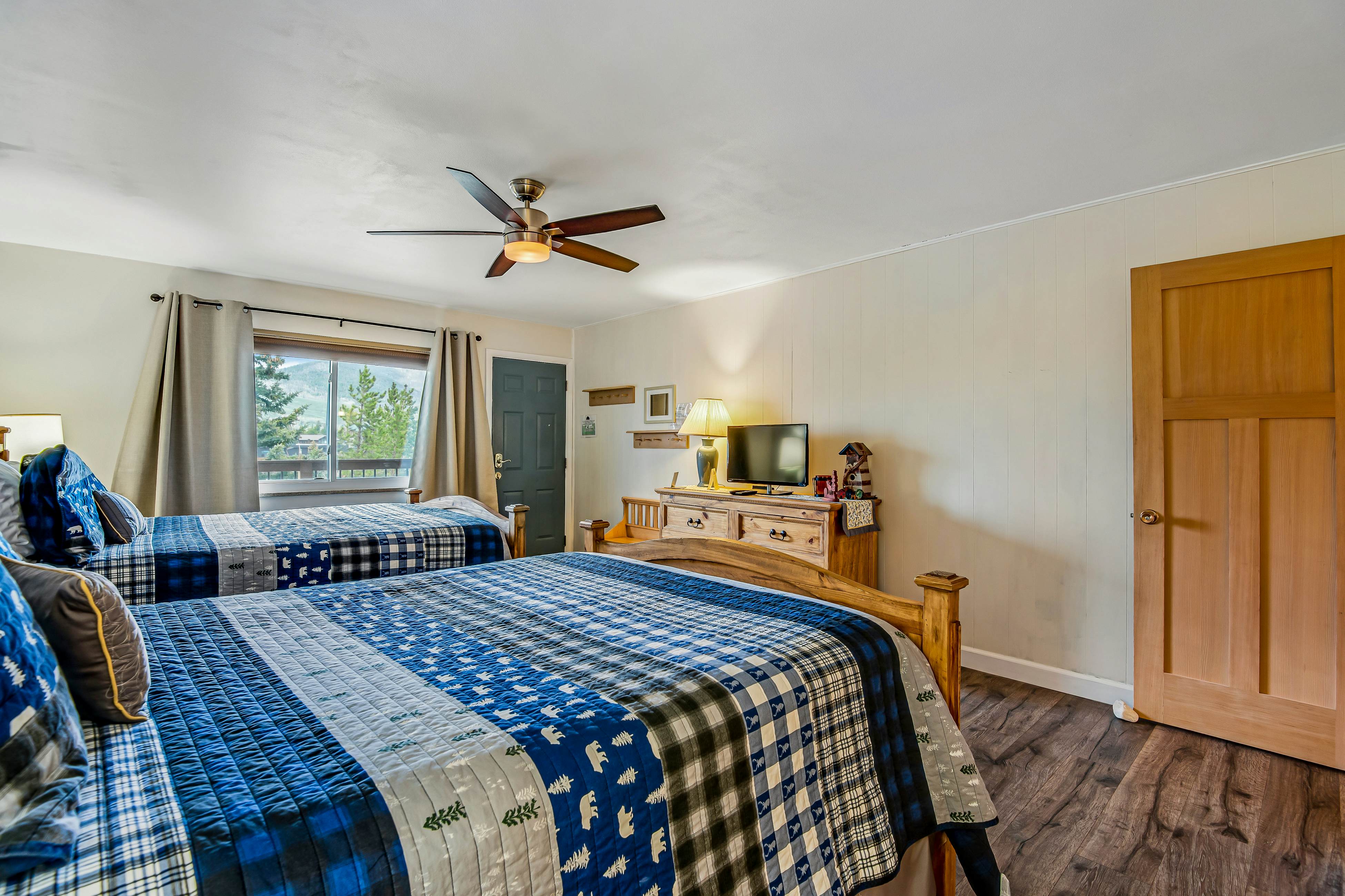 Lakeside Mountain Retreat