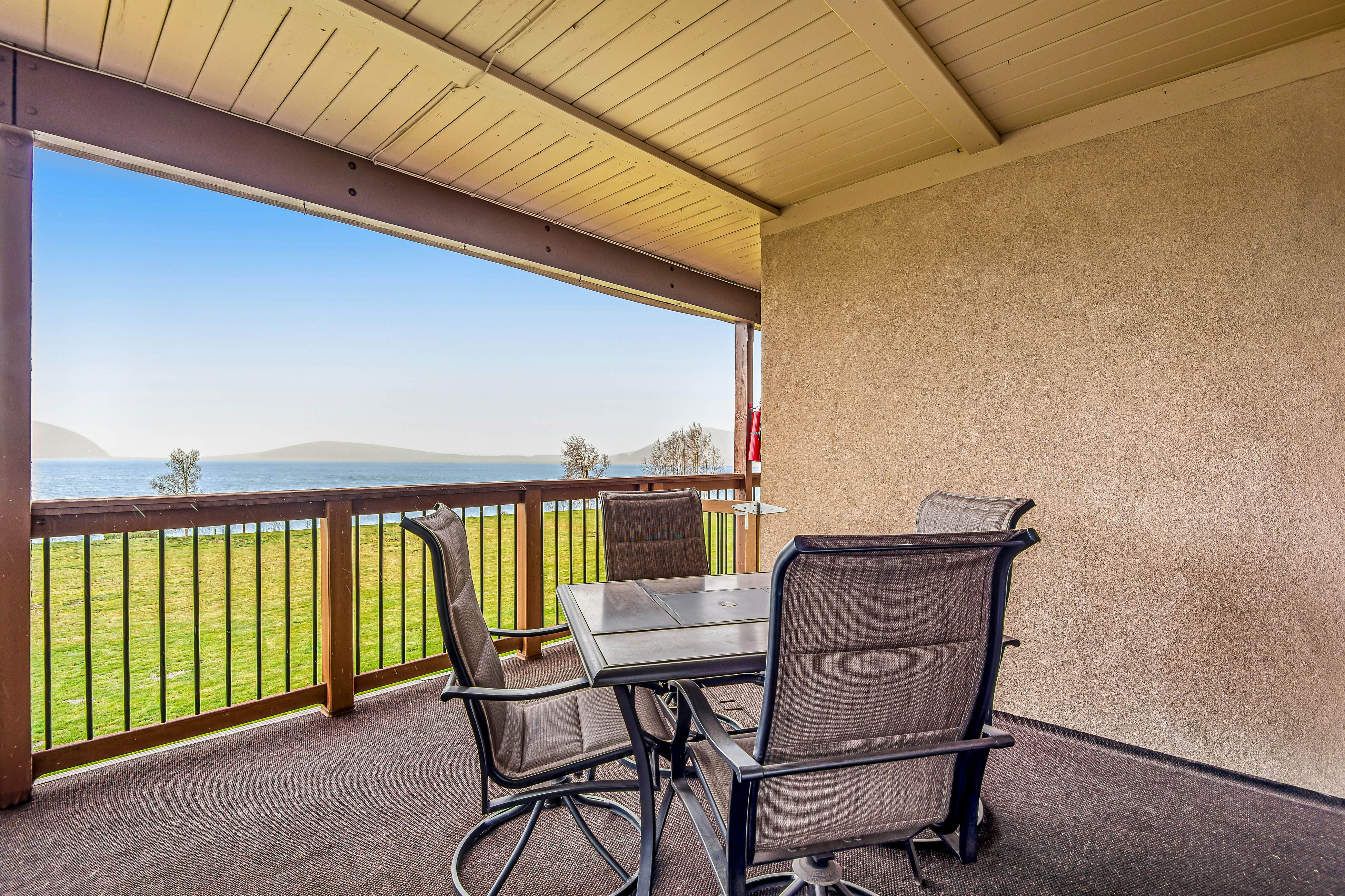 Lakeside Mountain Retreat