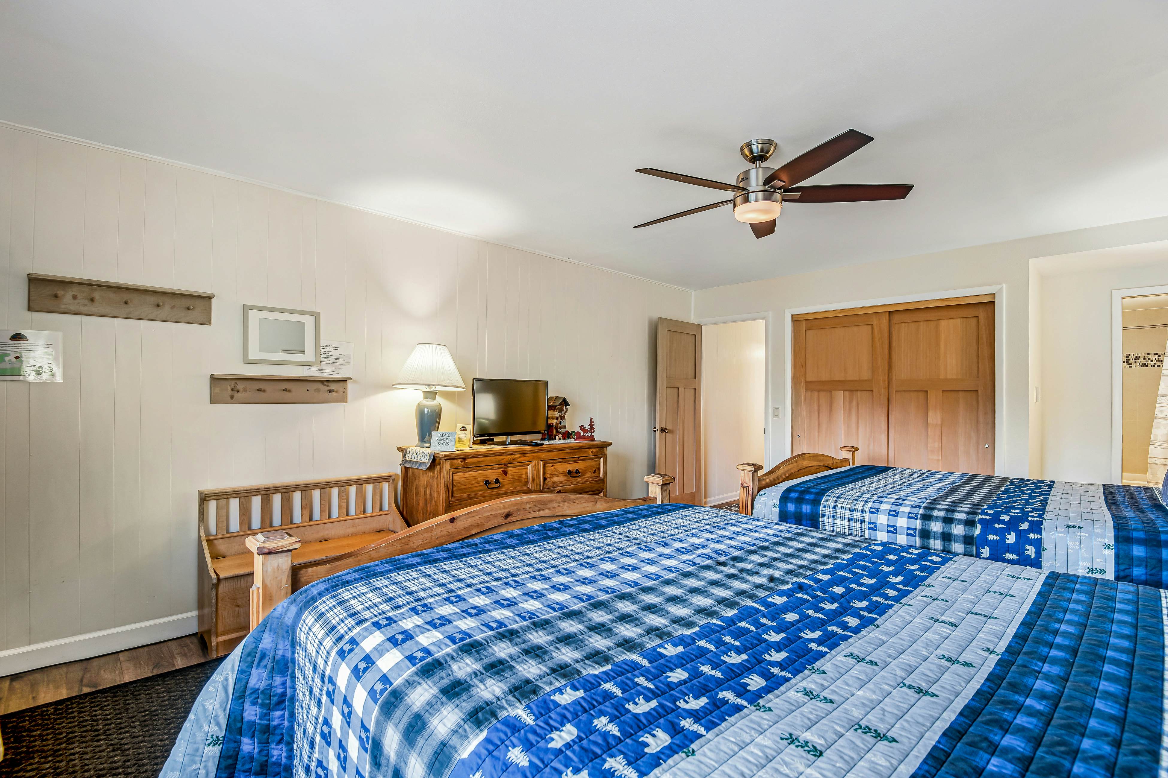 Lakeside Mountain Retreat