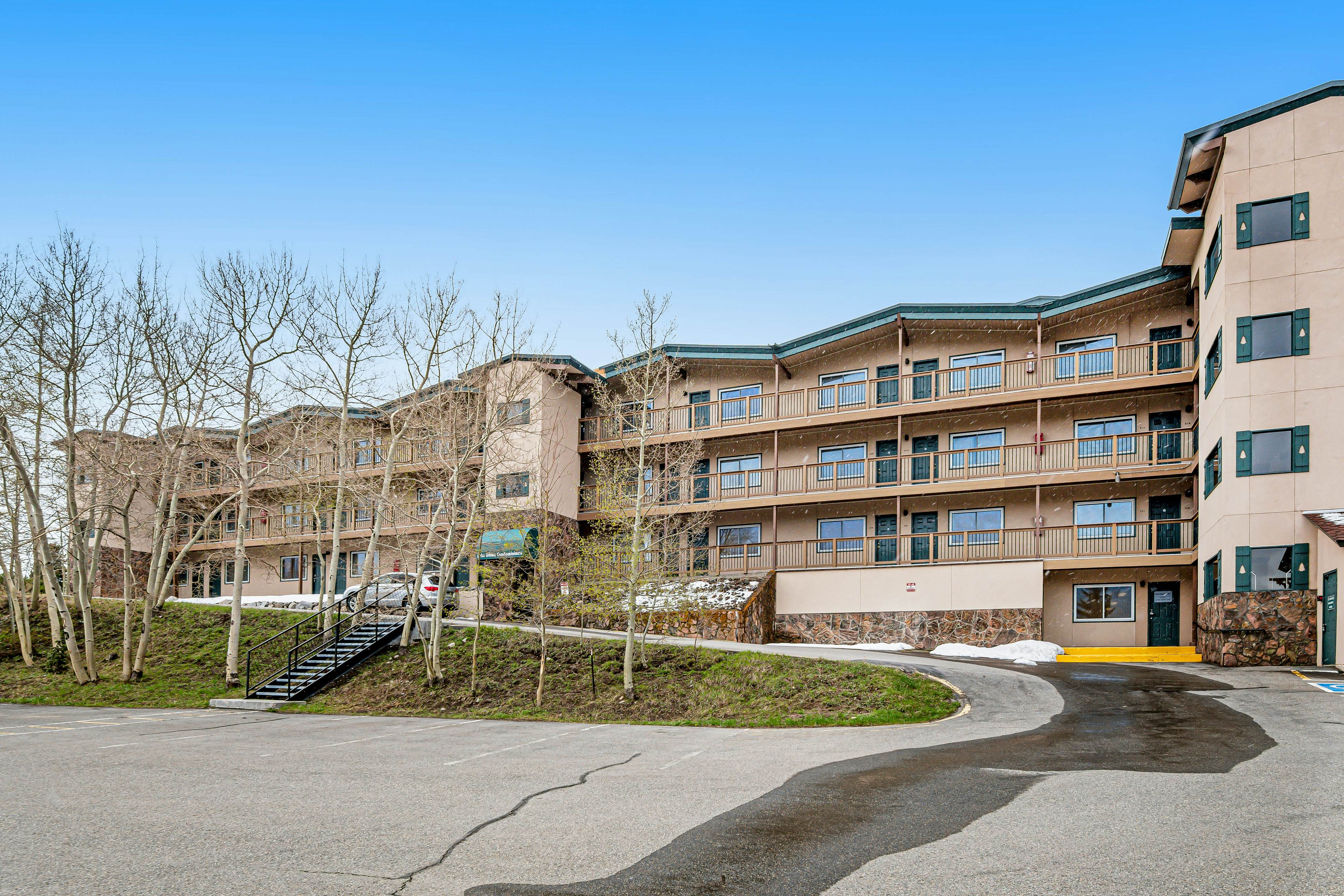 Lakeside Mountain Retreat