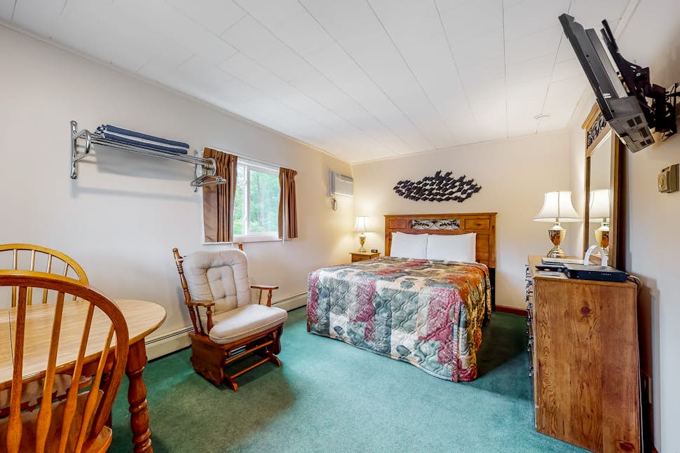 Riverbank Motel Room 1 0 BD Lincoln, NH Vacation Rental Vacasa