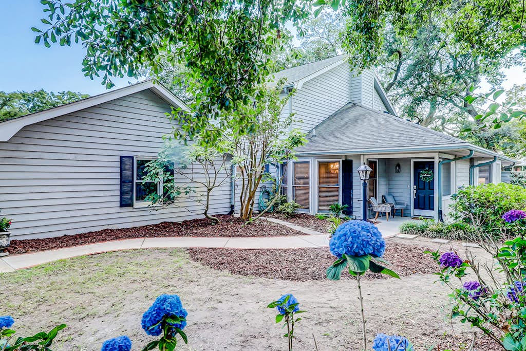 Coastal cottage with yard, near shopping & dining in Old Village District — Mt. Pleasant, SC — vacation rental