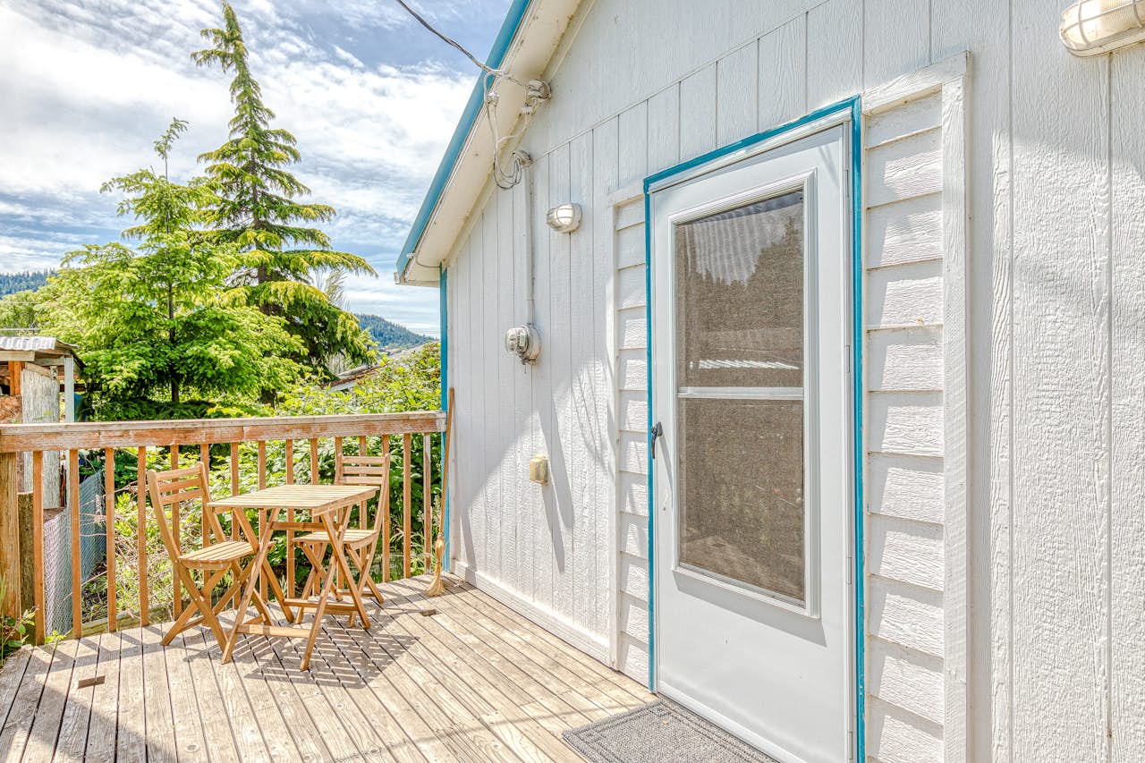 Sunsweet Cottage 1 BD Bingen, WA Vacation Rental Vacasa