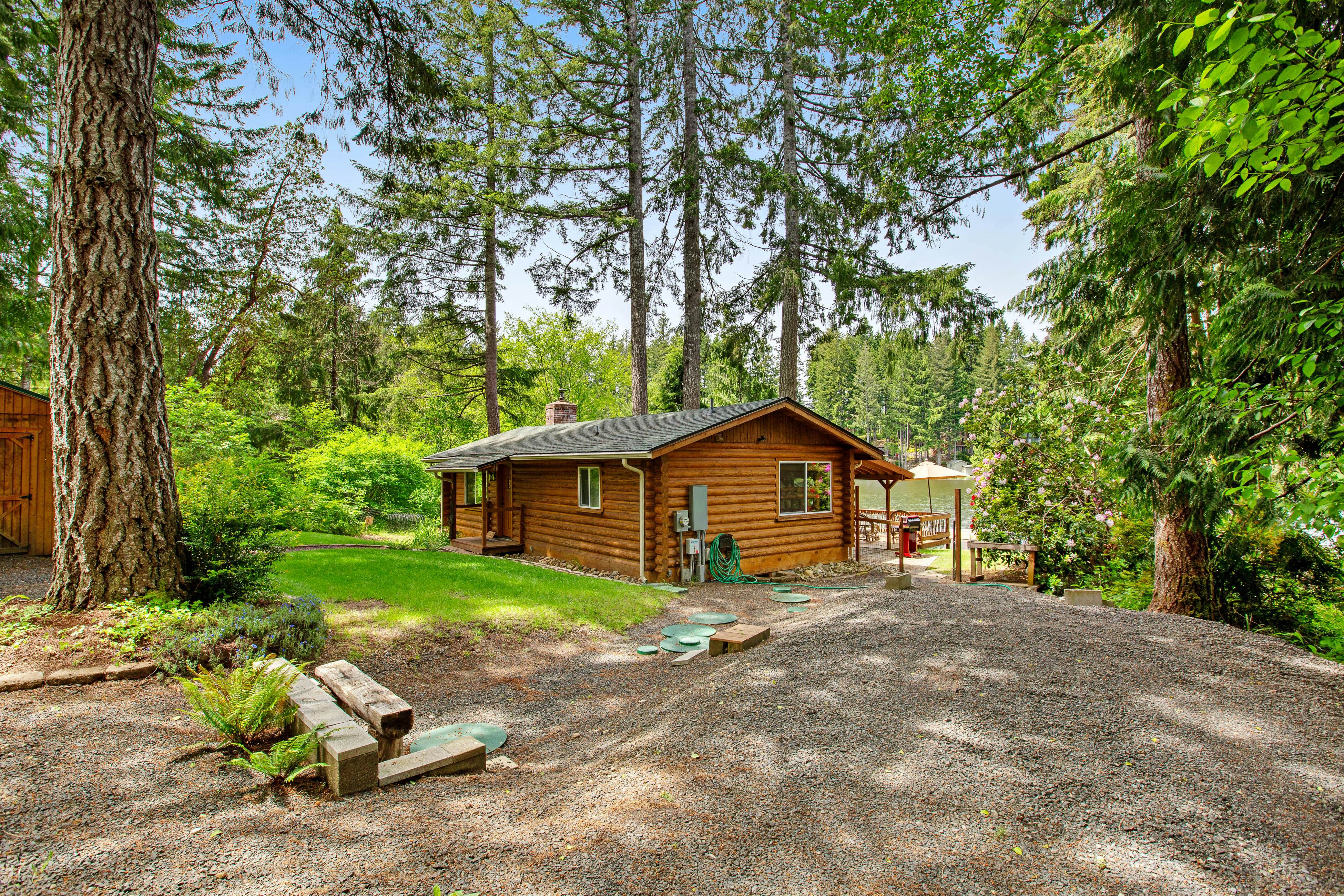 Best Catch Vintage Lakeside Log Cabin