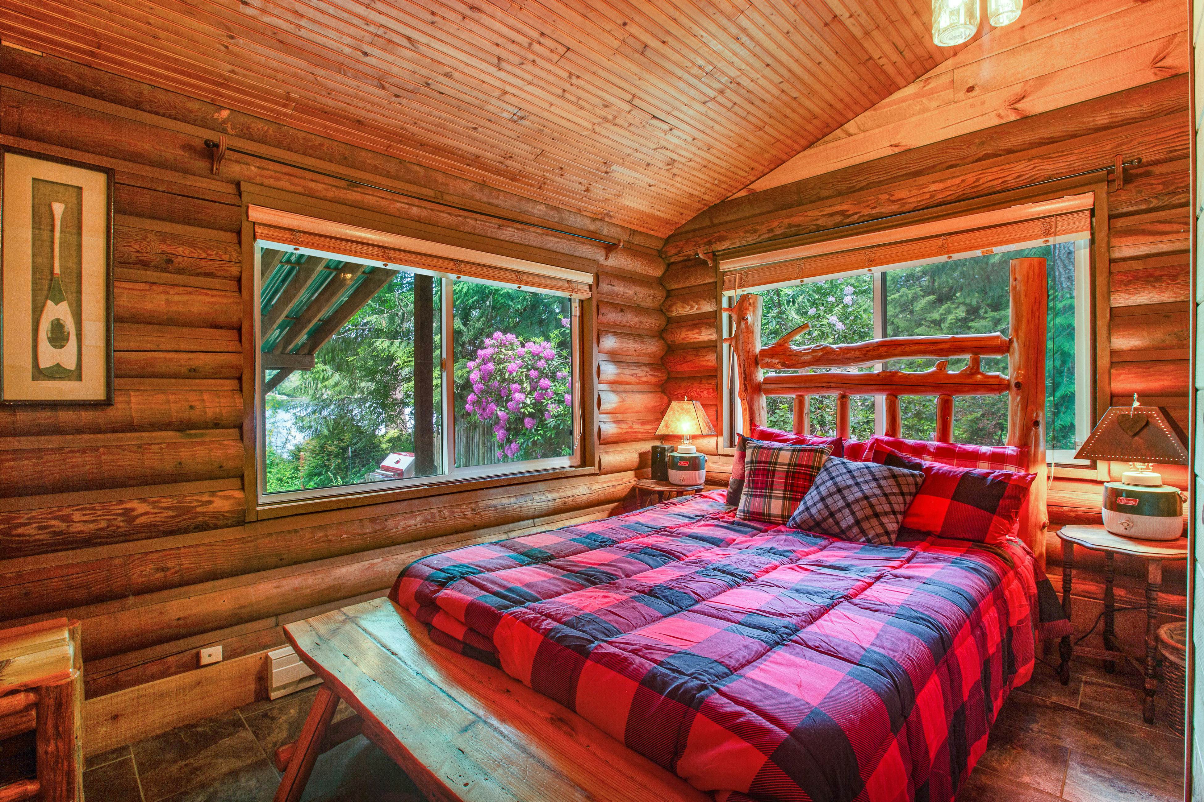 Best Catch Vintage Lakeside Log Cabin