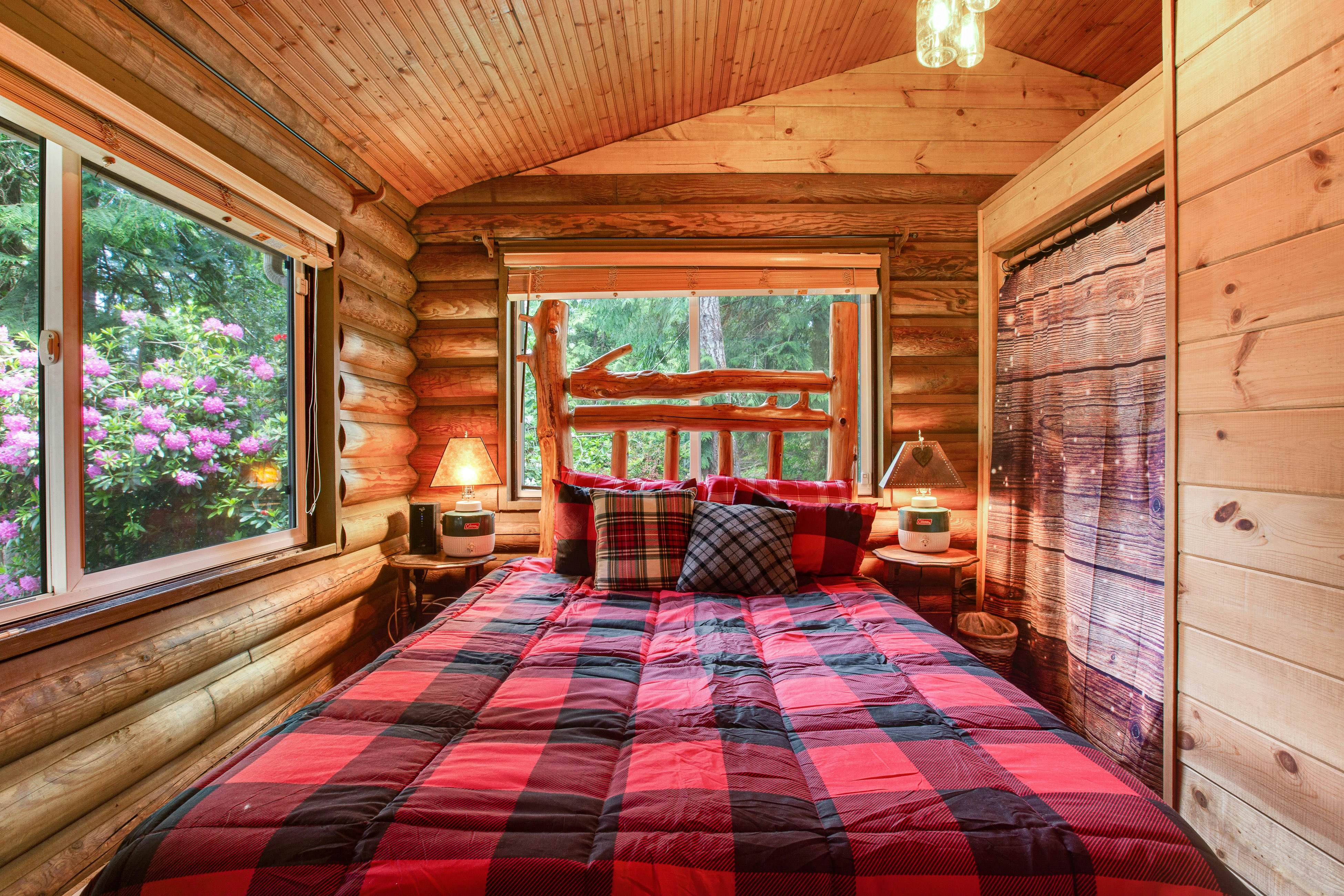 Best Catch Vintage Lakeside Log Cabin