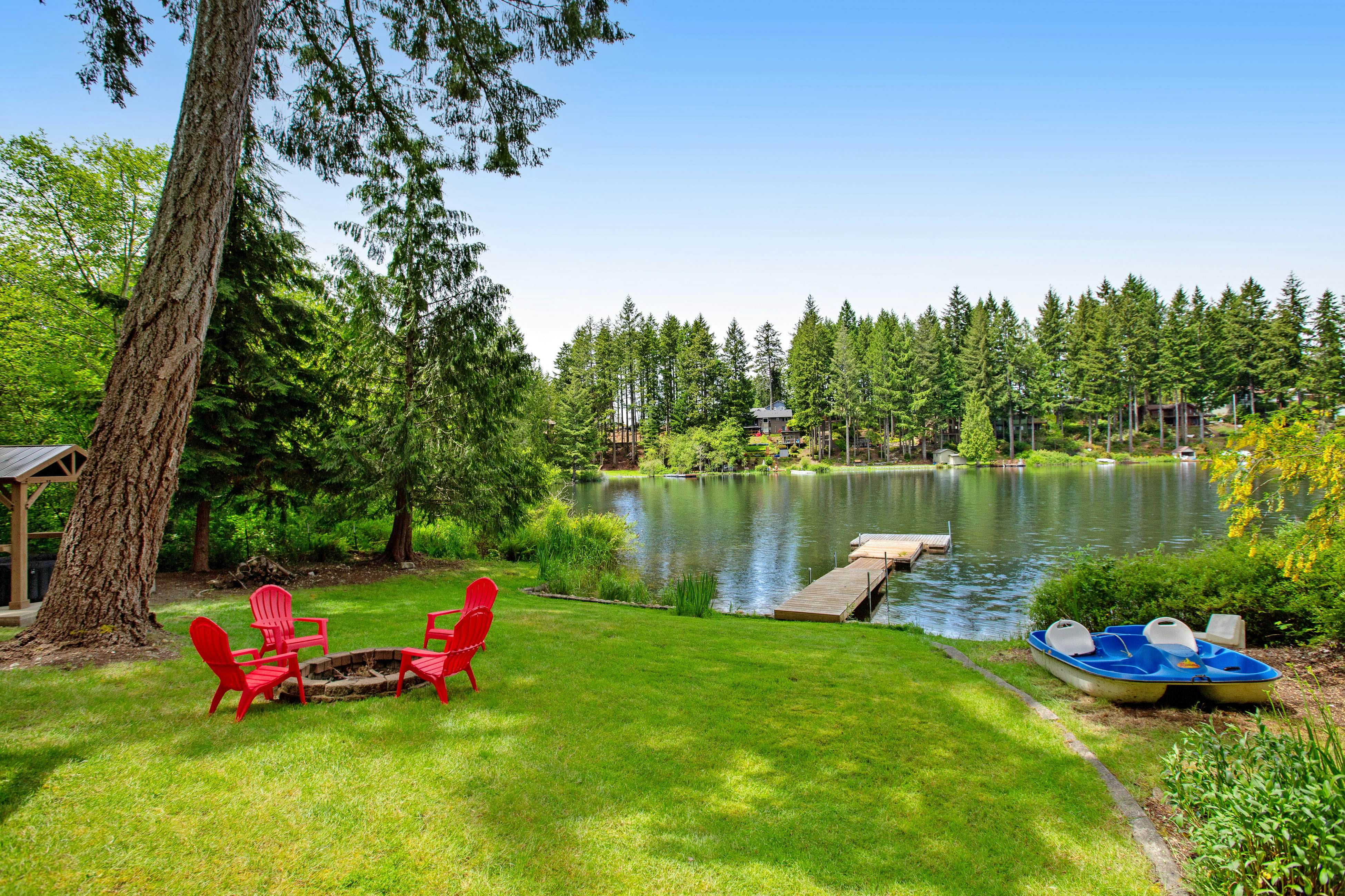 Best Catch Vintage Lakeside Log Cabin