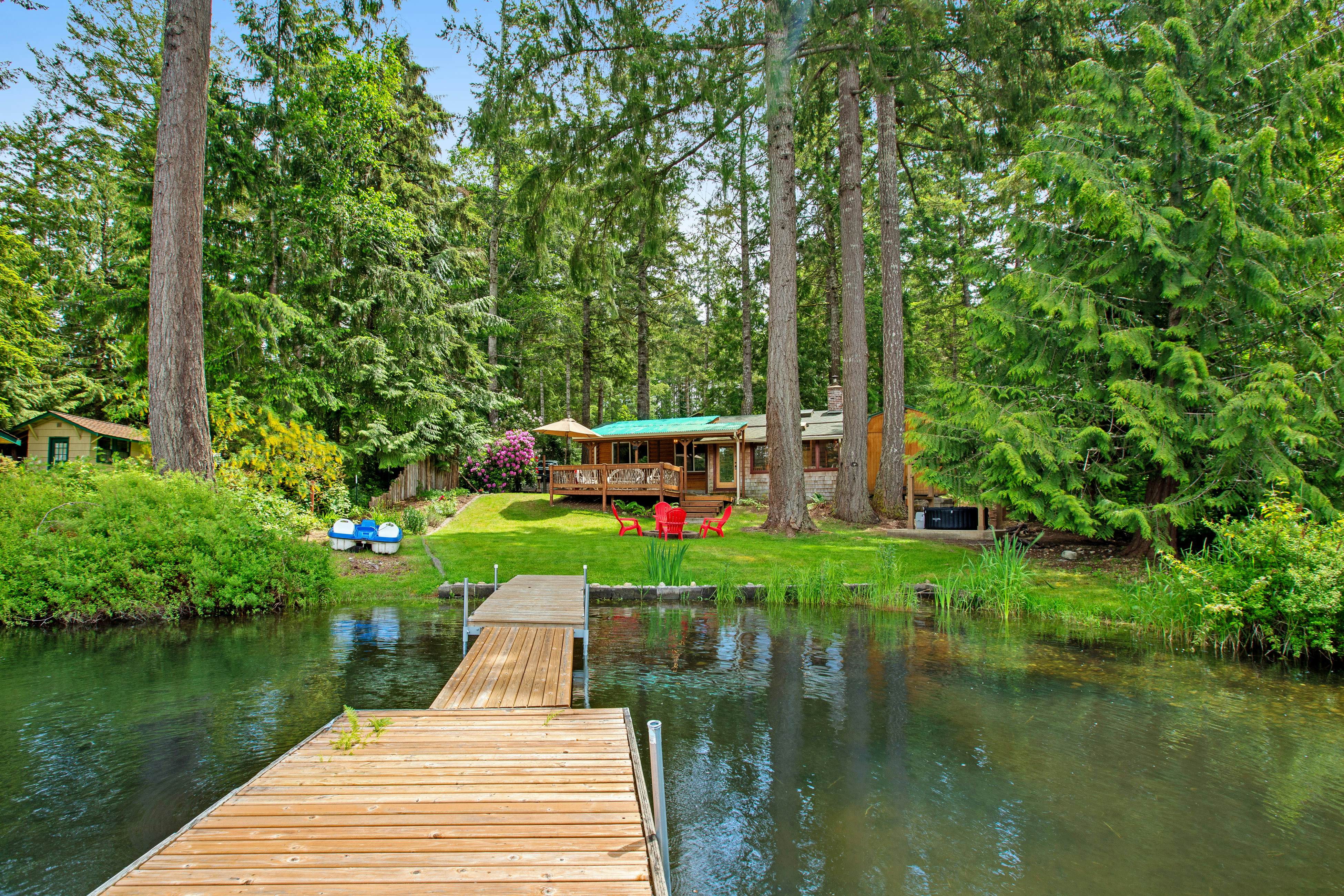 Best Catch Vintage Lakeside Log Cabin