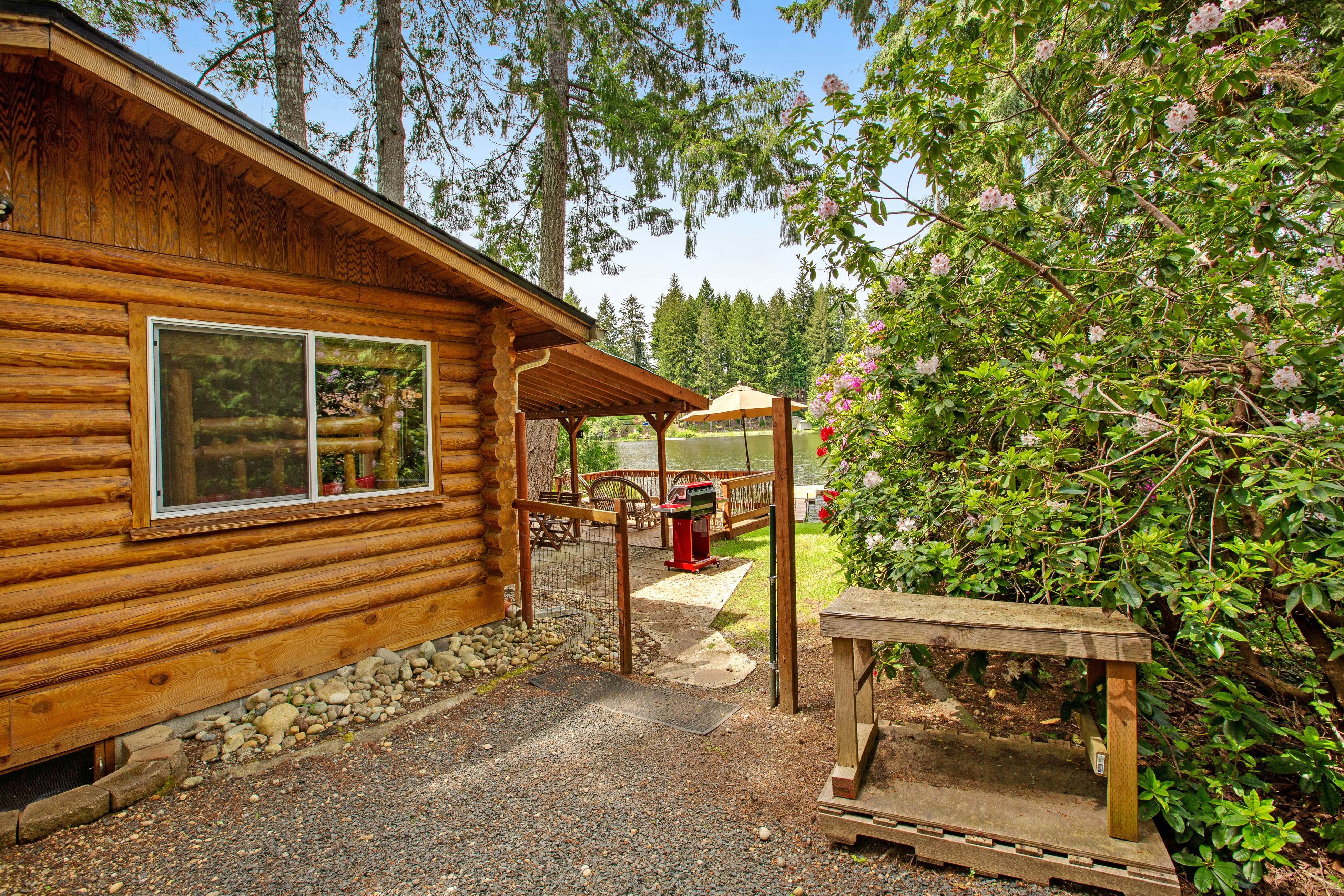 Best Catch Vintage Lakeside Log Cabin