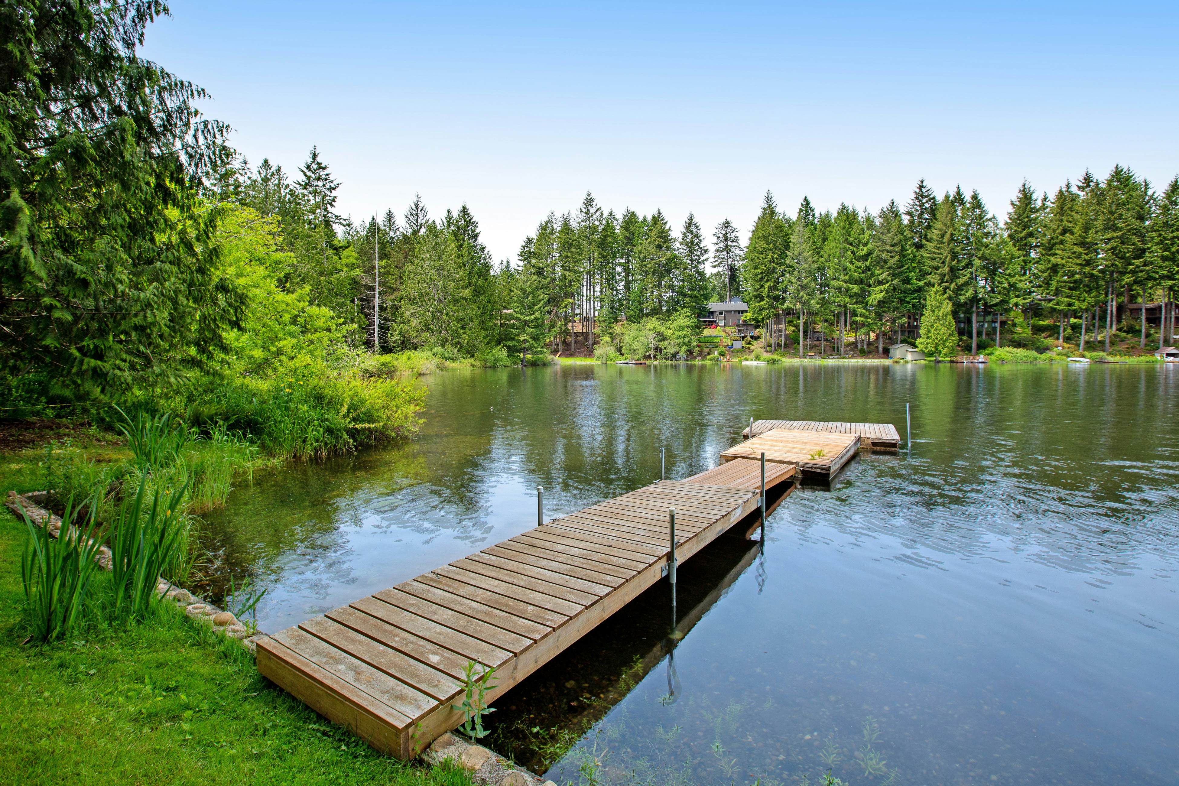 Best Catch Vintage Lakeside Log Cabin