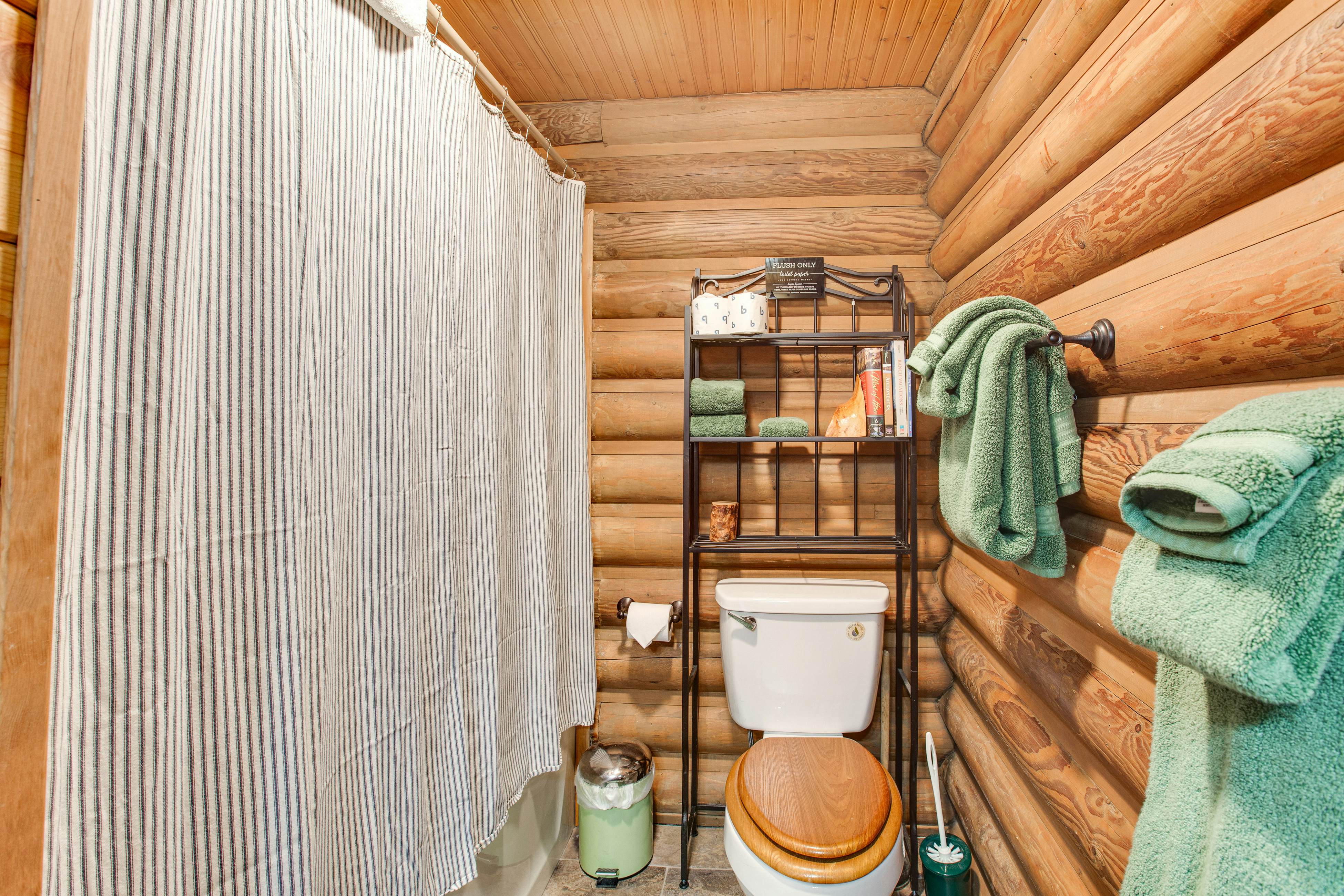 Best Catch Vintage Lakeside Log Cabin