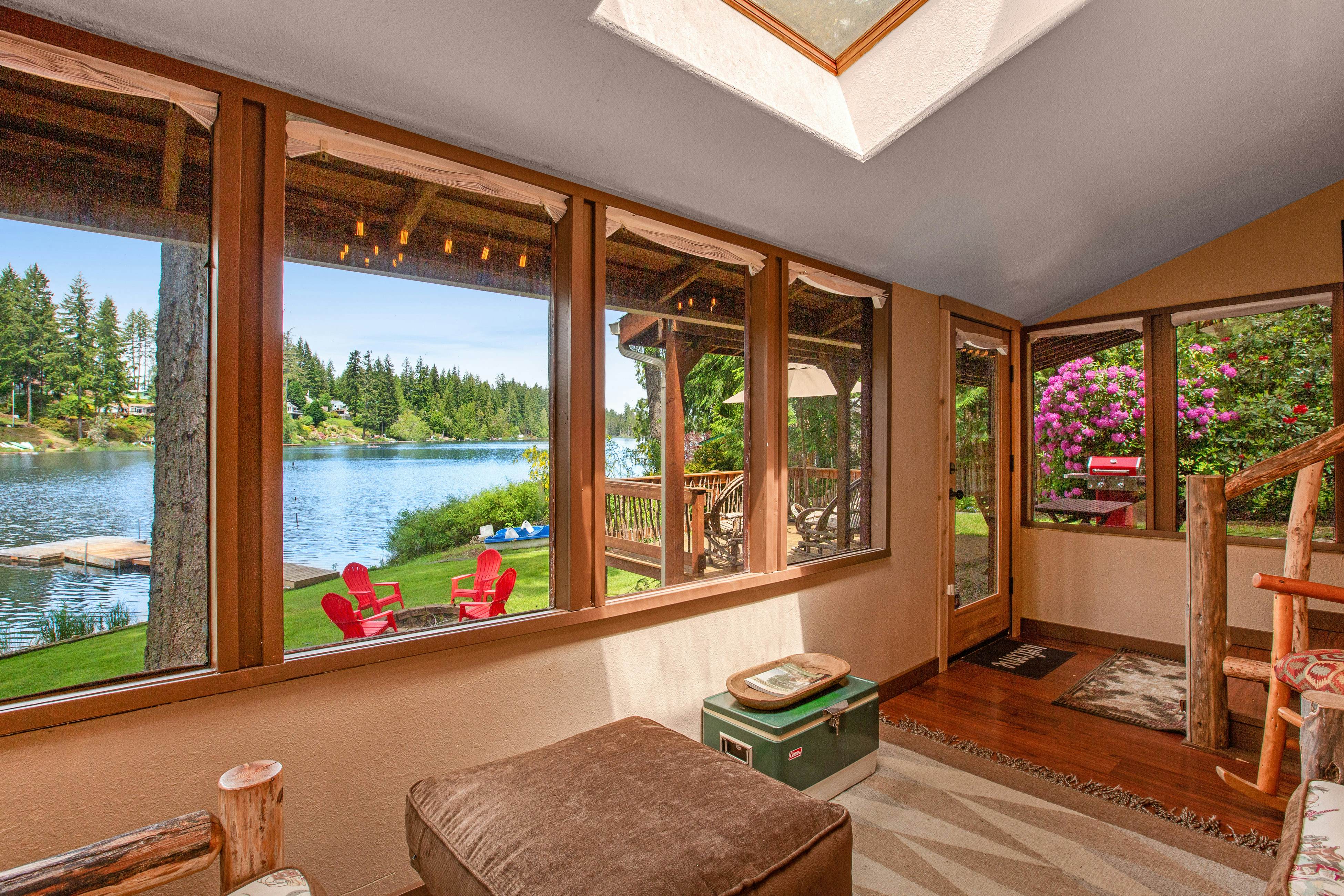 Best Catch Vintage Lakeside Log Cabin