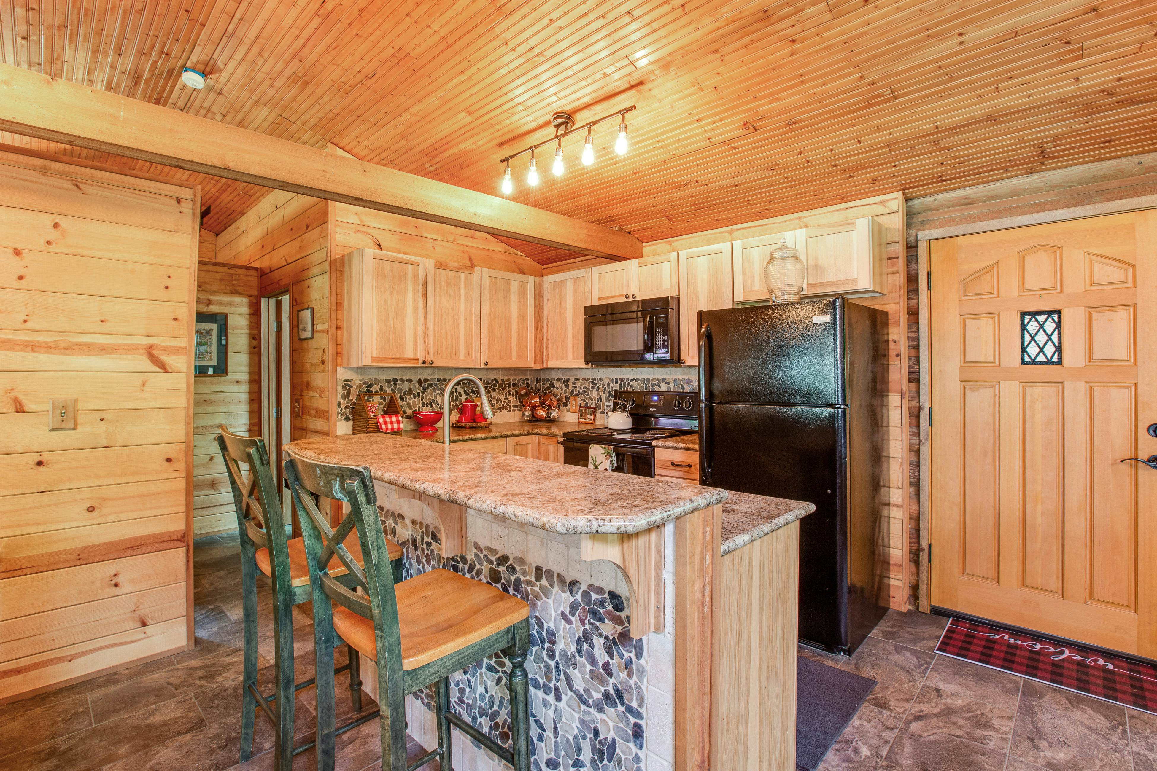 Best Catch Vintage Lakeside Log Cabin