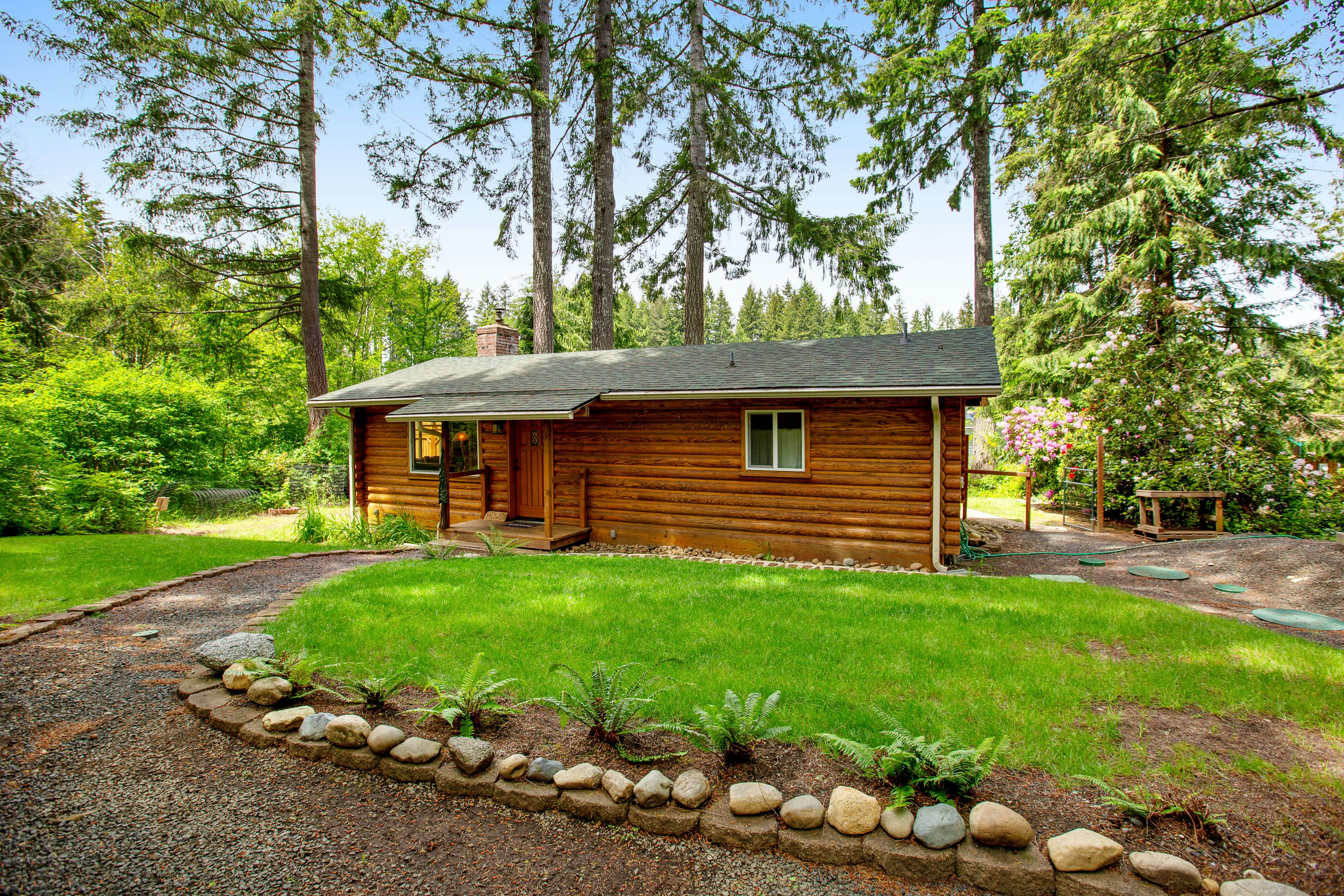 Best Catch Vintage Lakeside Log Cabin