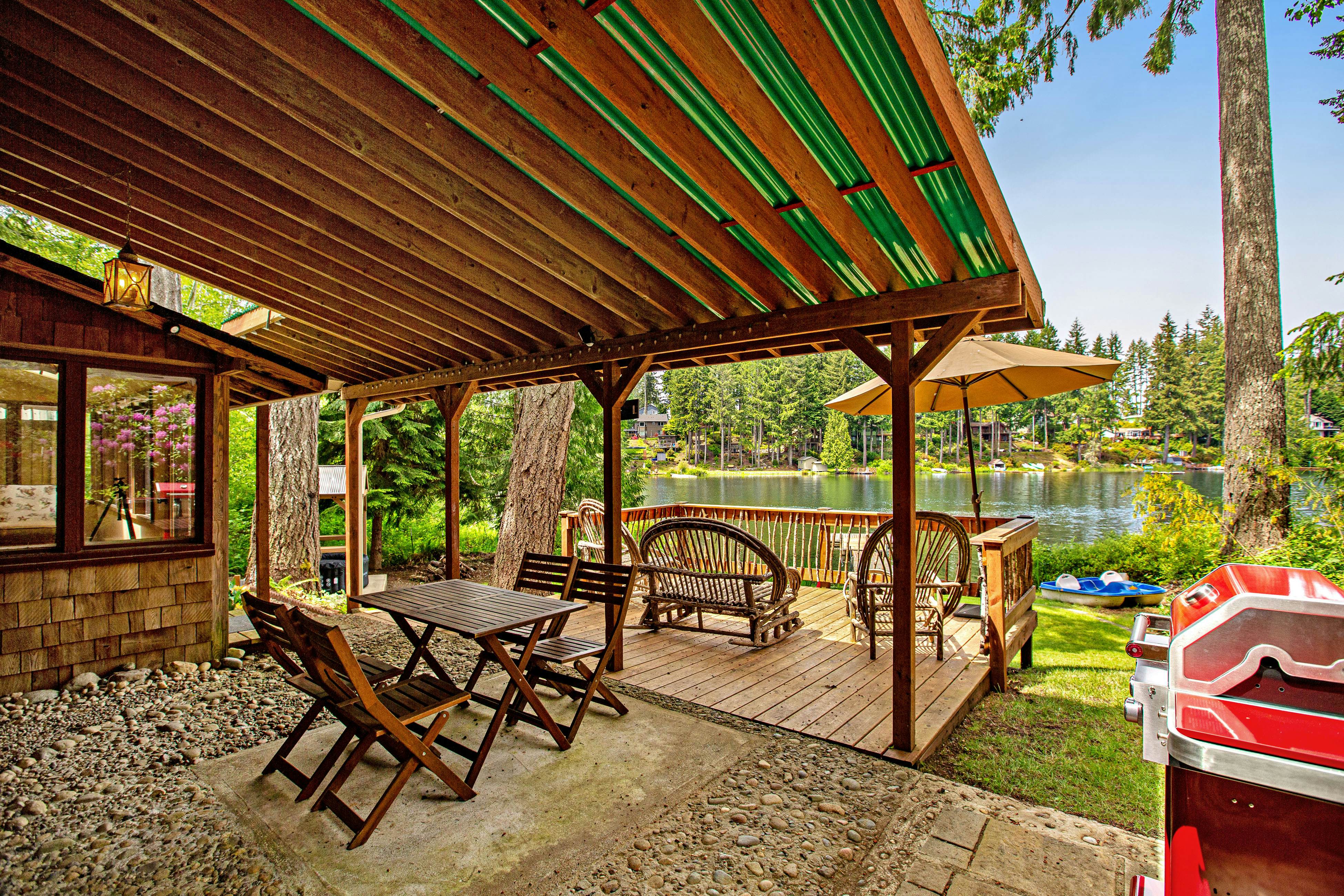 Best Catch Vintage Lakeside Log Cabin