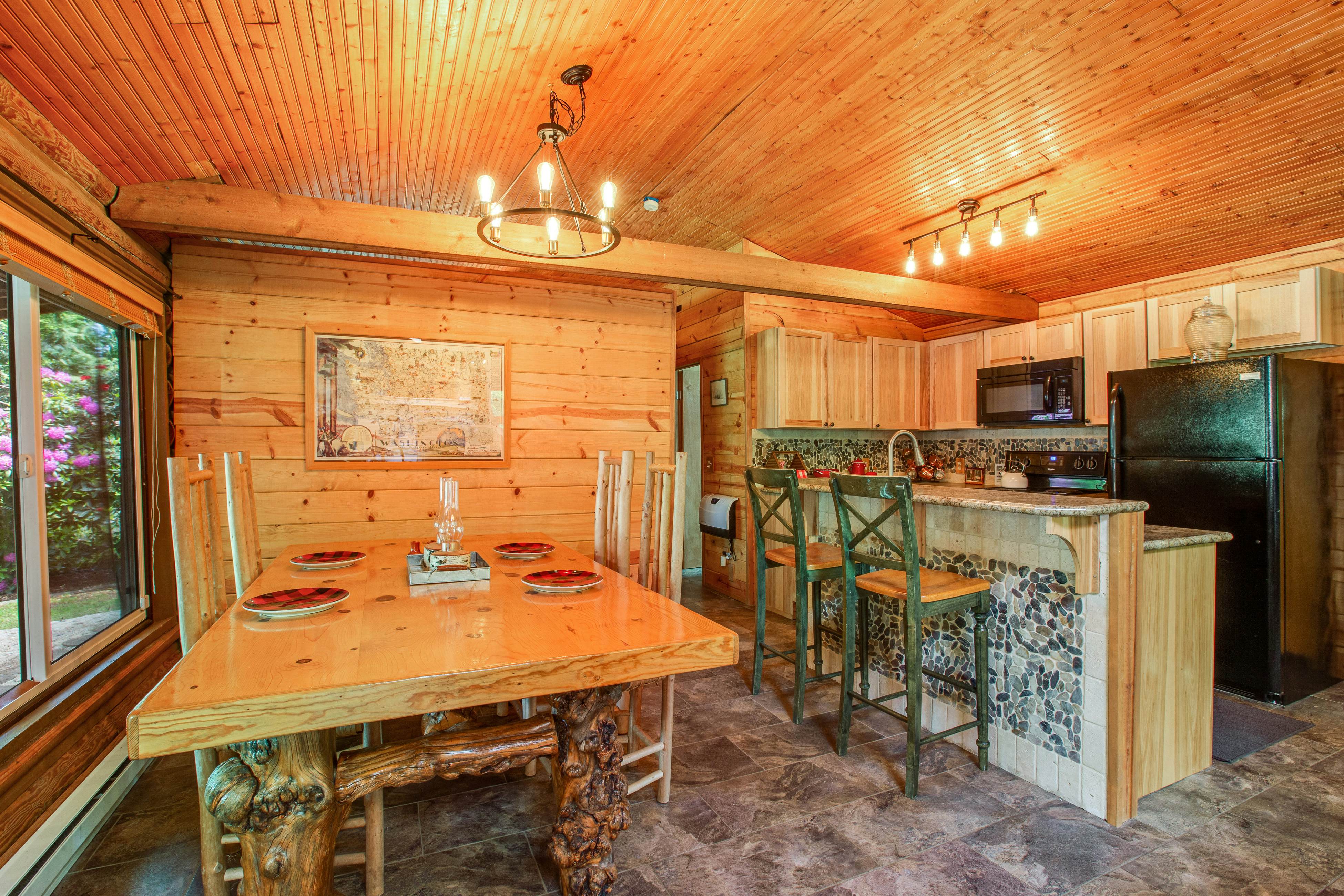 Best Catch Vintage Lakeside Log Cabin