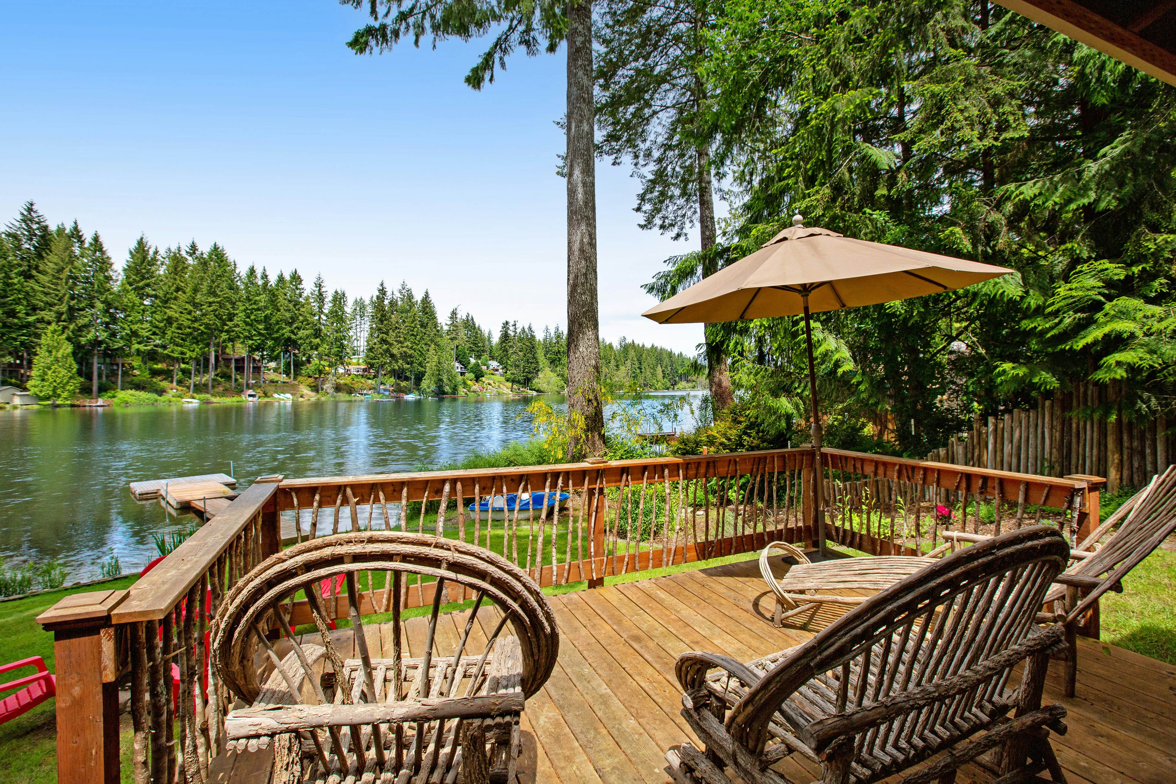 Best Catch Vintage Lakeside Log Cabin