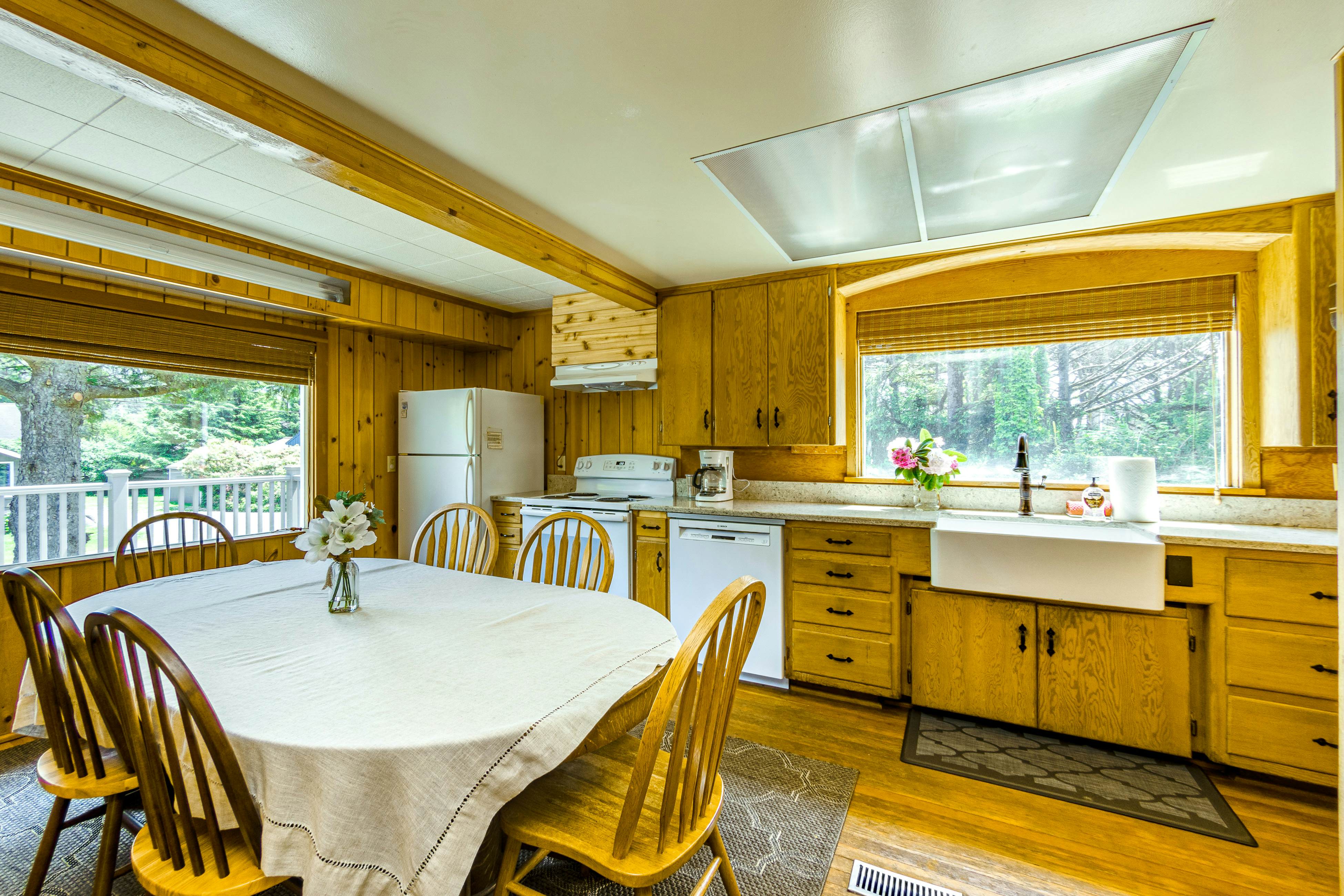 McKinnon's Beach House 4 BD Rockaway Beach, OR Vacation Rental Vacasa