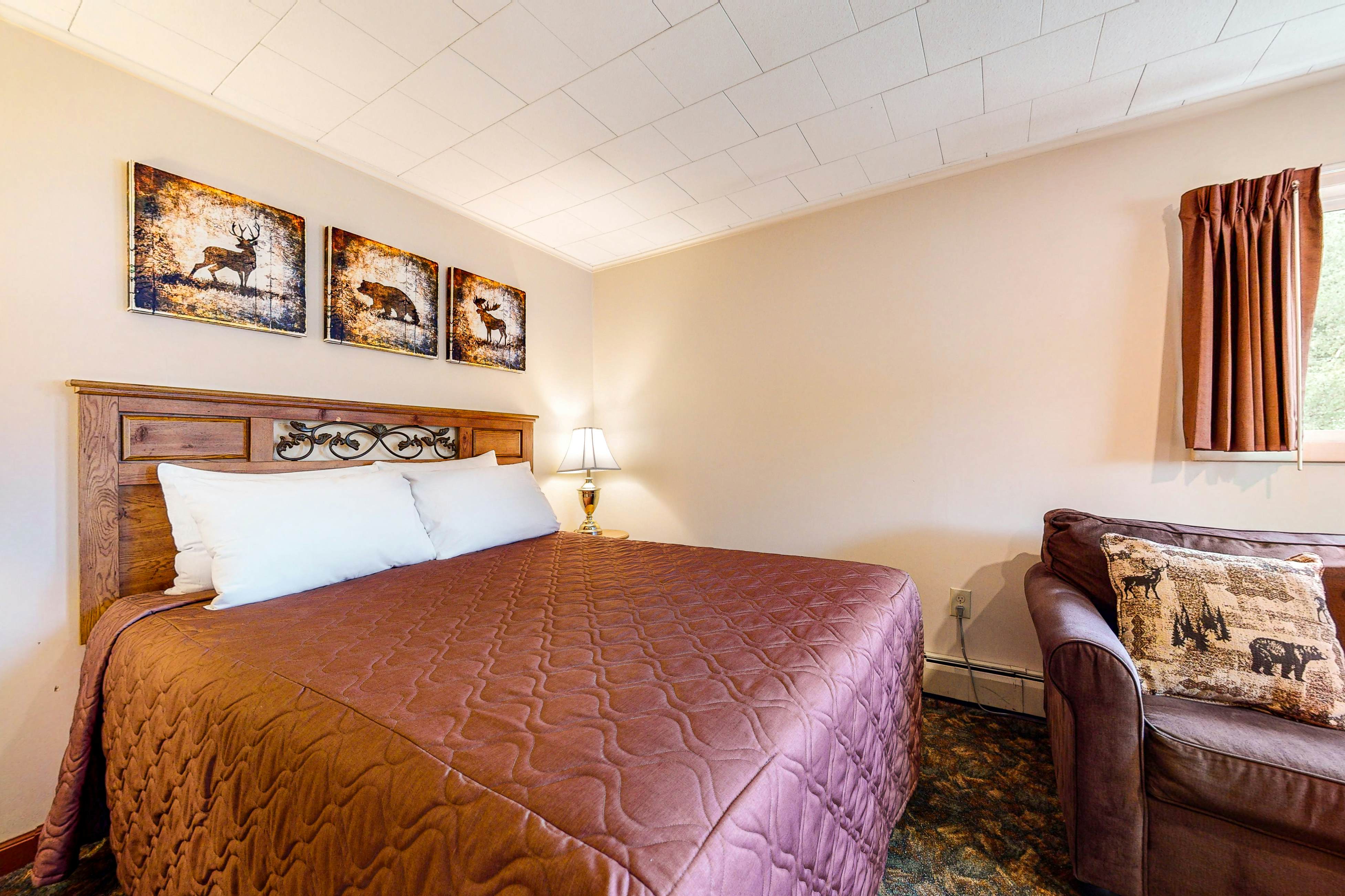 Riverbank Motel & Cabin Rentals, Vacation Rentals Vacasa