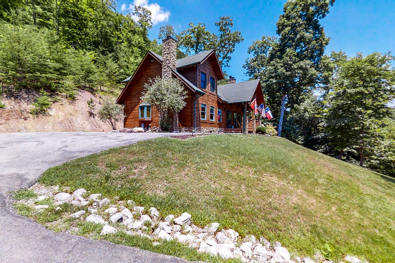 Crocketts Cabin 4 BD New Tazewell, TN Vacation Rental Vacasa