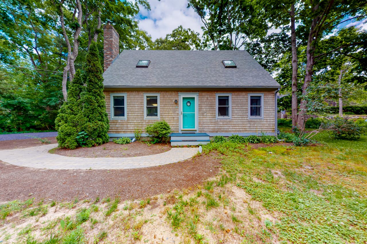 Cotuit Bay Bungalow 3 BD Cotuit, MA Vacation Rental Vacasa