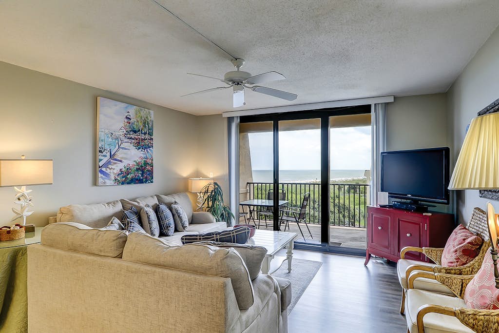 Oceanfront condo with WiFi, pool, hot tub & beach access — Hilton Head, SC — vacation rental