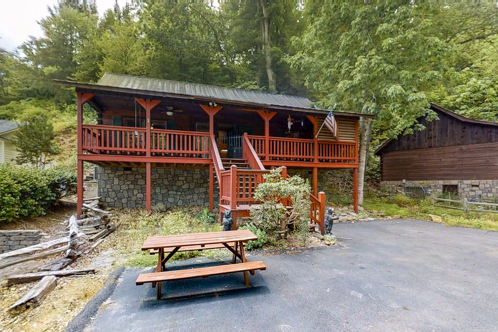 Charming Log Cabin N Bears Creek, Sleeps 4