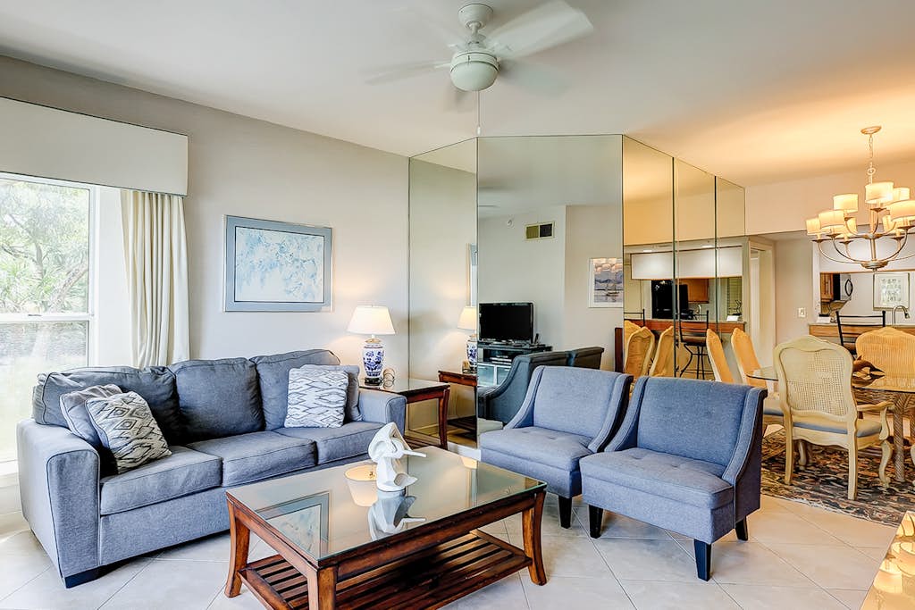 Bright, beachy condo with pools, hot tub, fast WiFi, ocean views, balcony, & AC — Hilton Head, SC — vacation rental