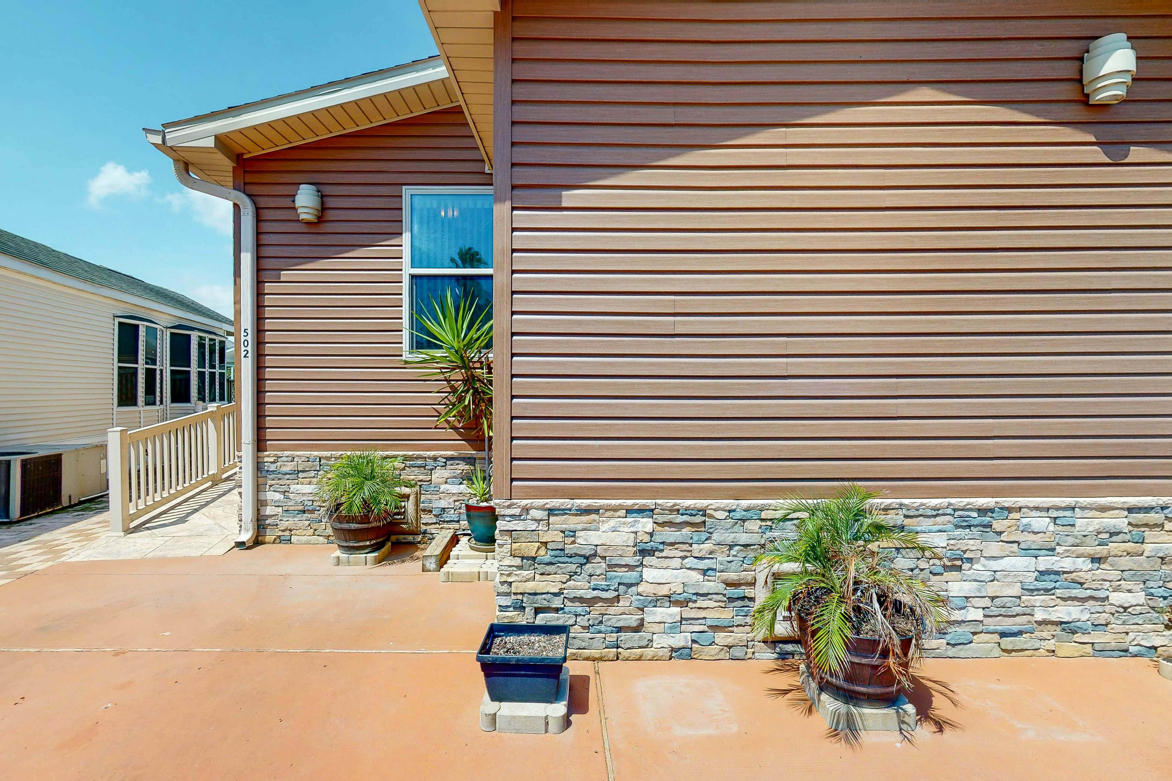 Long Island Village 502 W Clam